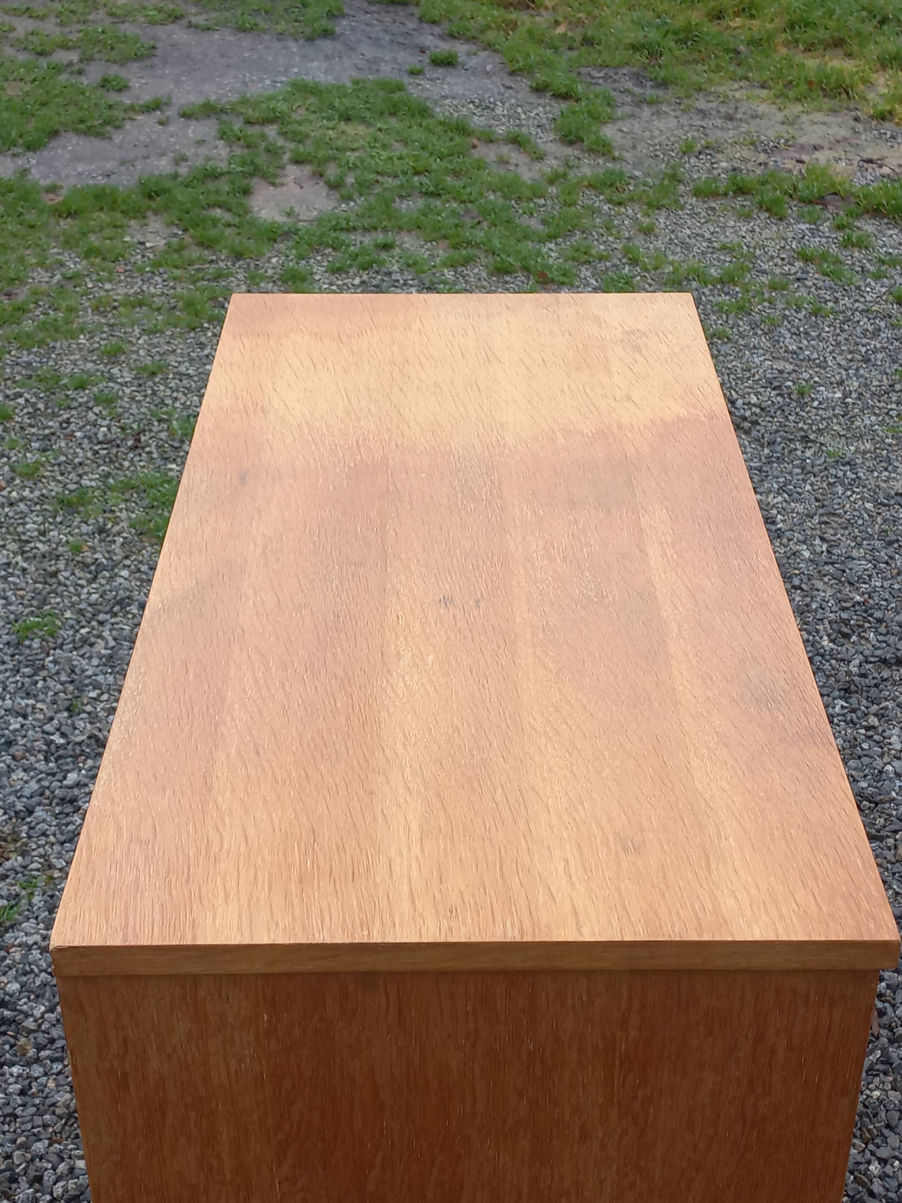 Vintage oak chest of drawers with 4 drawers from the 1960s.