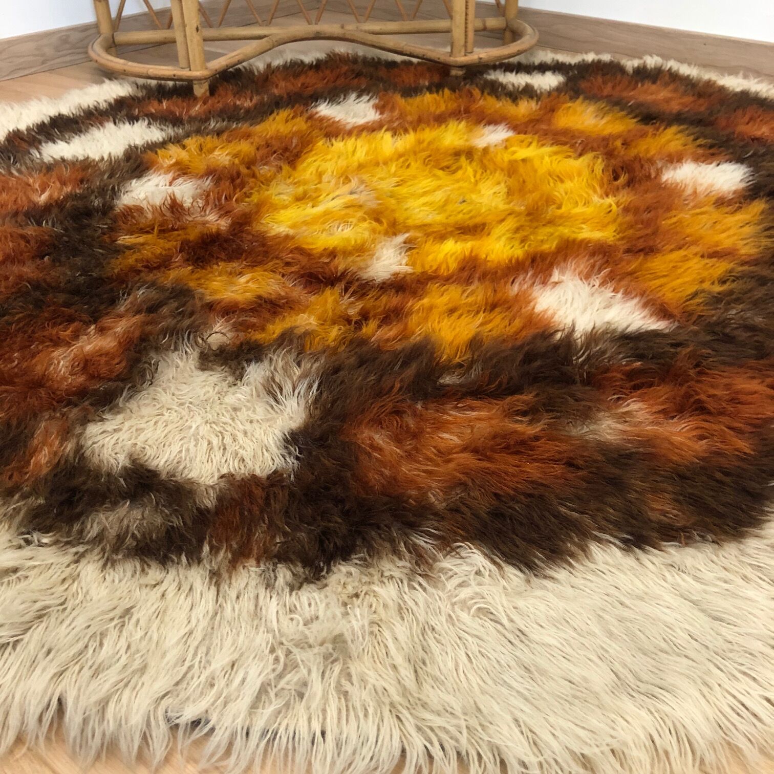 Vintage round carpet with long piles 70s