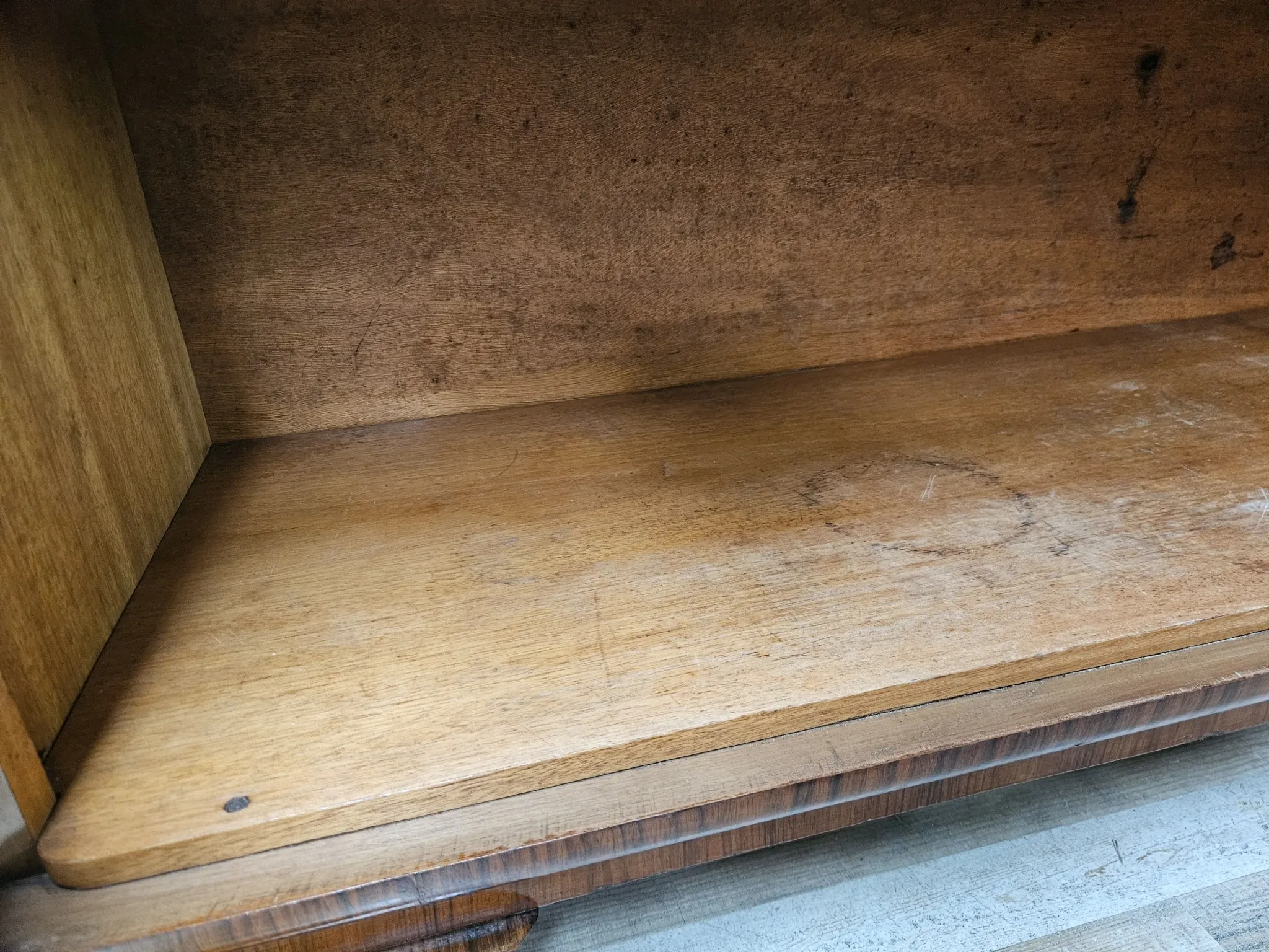 French Art Decò display cabinet from the 1940s in walnut