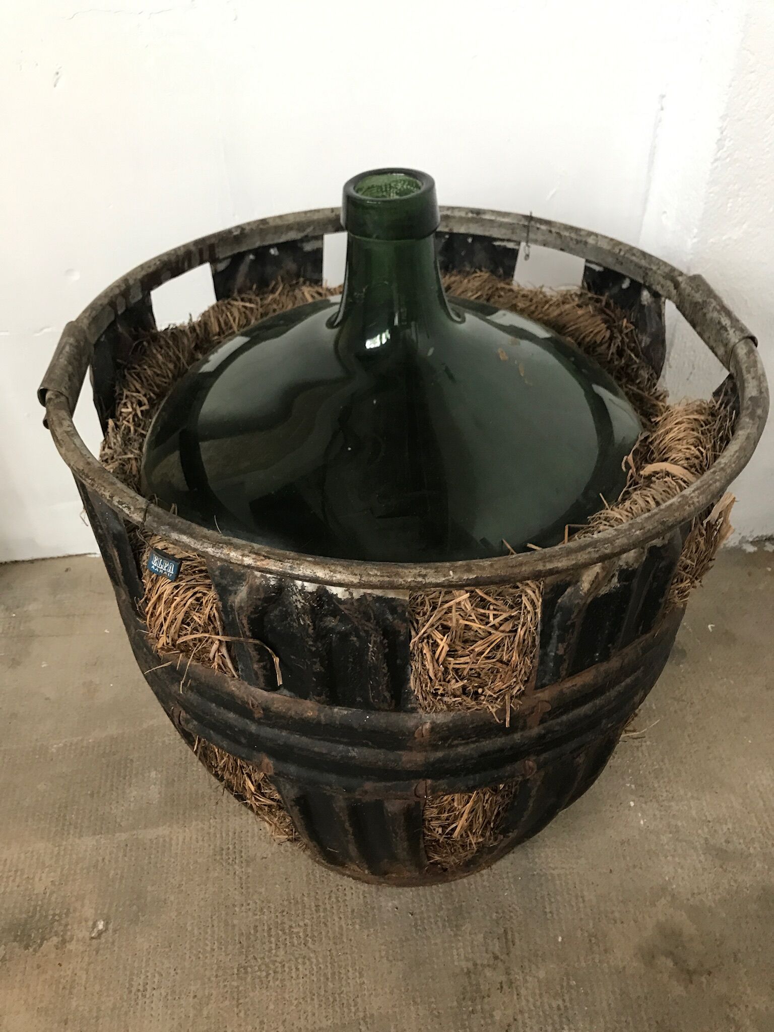 Demijohn of 100 litres with its metal basket