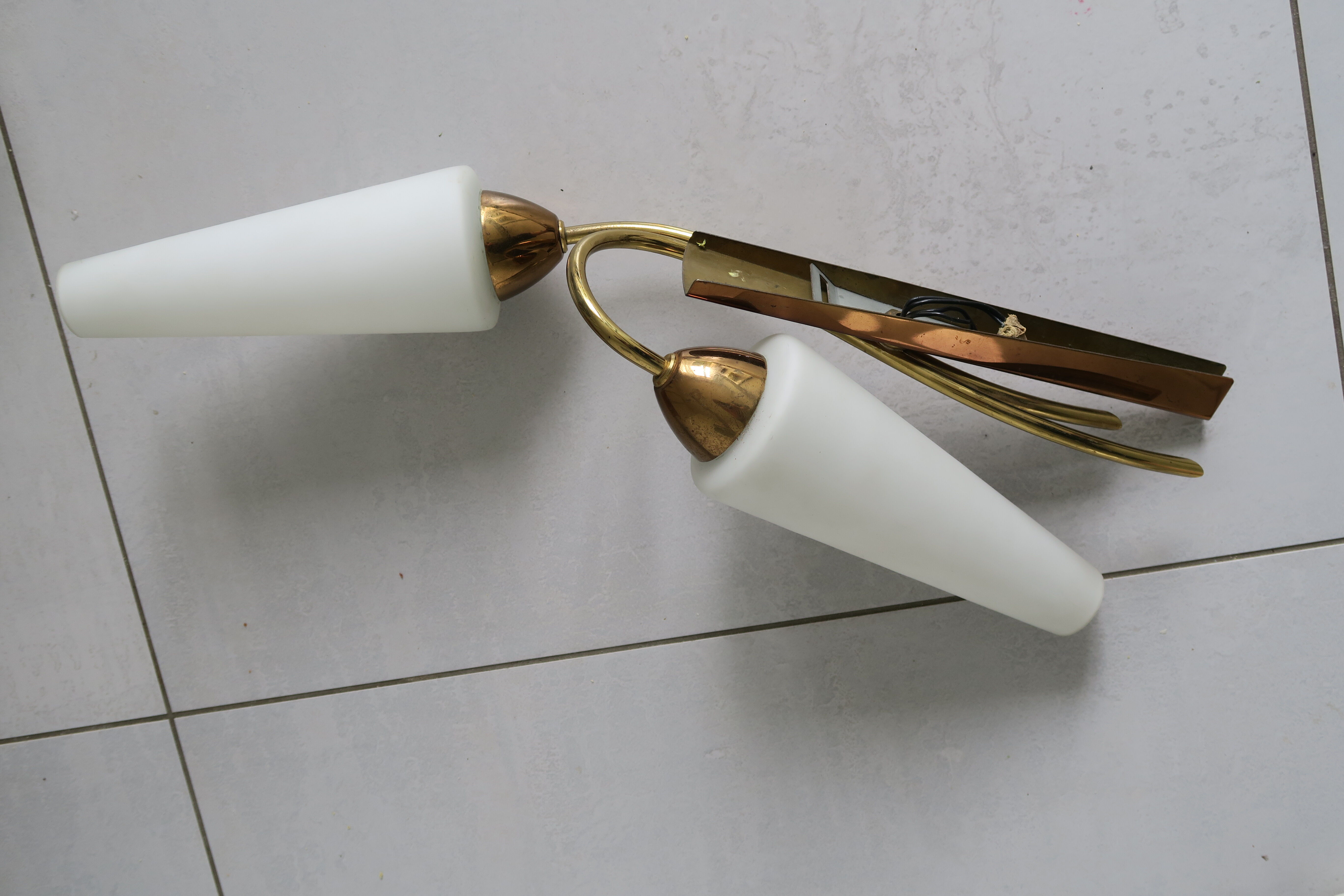 Applique double verre opalin et laiton 2 tons