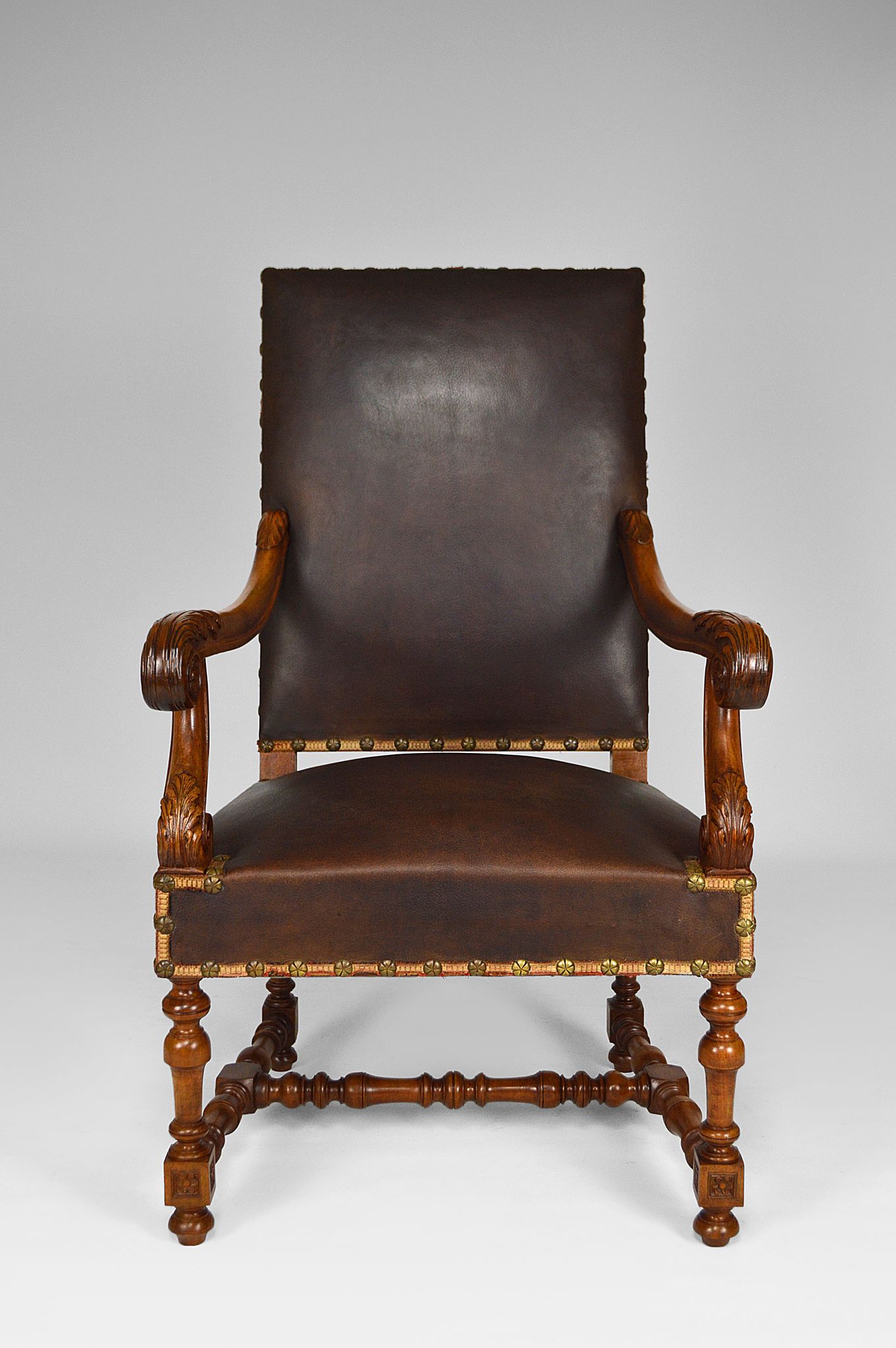 Fauteuil de bureau Louis XIII en cuir et noyer sculpté vers 1860