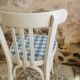 Chaise bistrot vintage Baumann blanche et vichy bleu