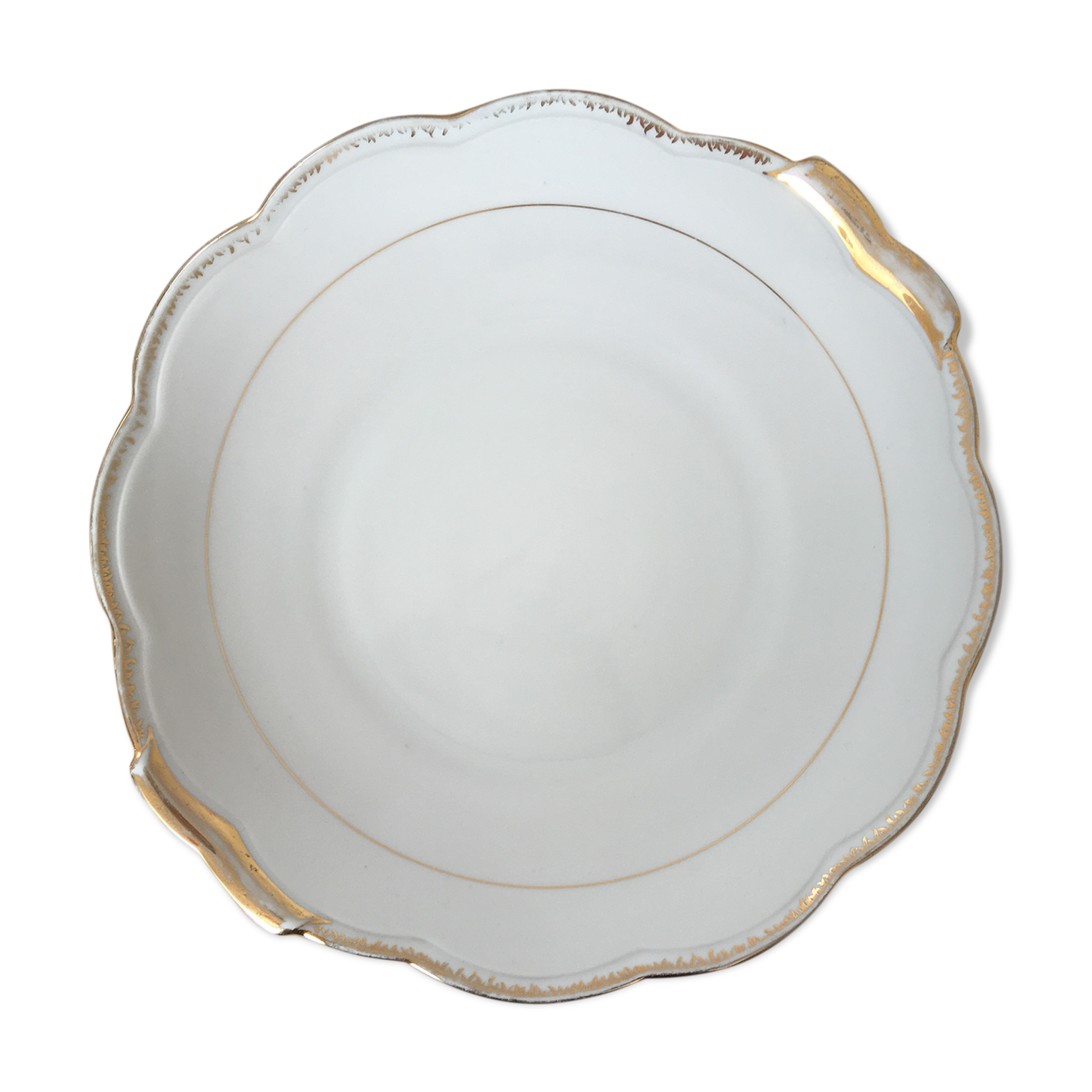 White & gold cake dish