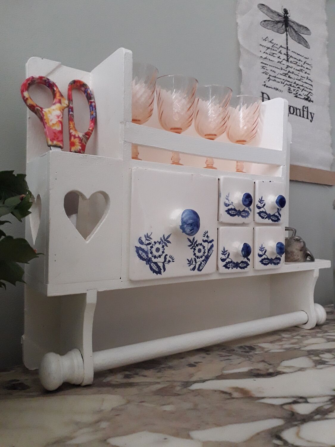 Wall-mounted kitchen shelf