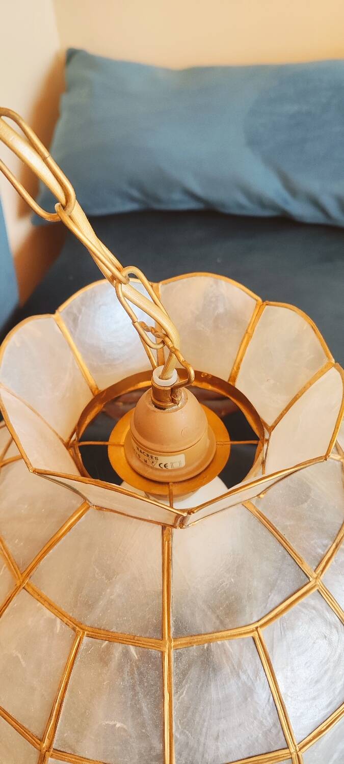 Vintage suspension in mother-of-pearl and gilded brass with orange-pink knot patterns.