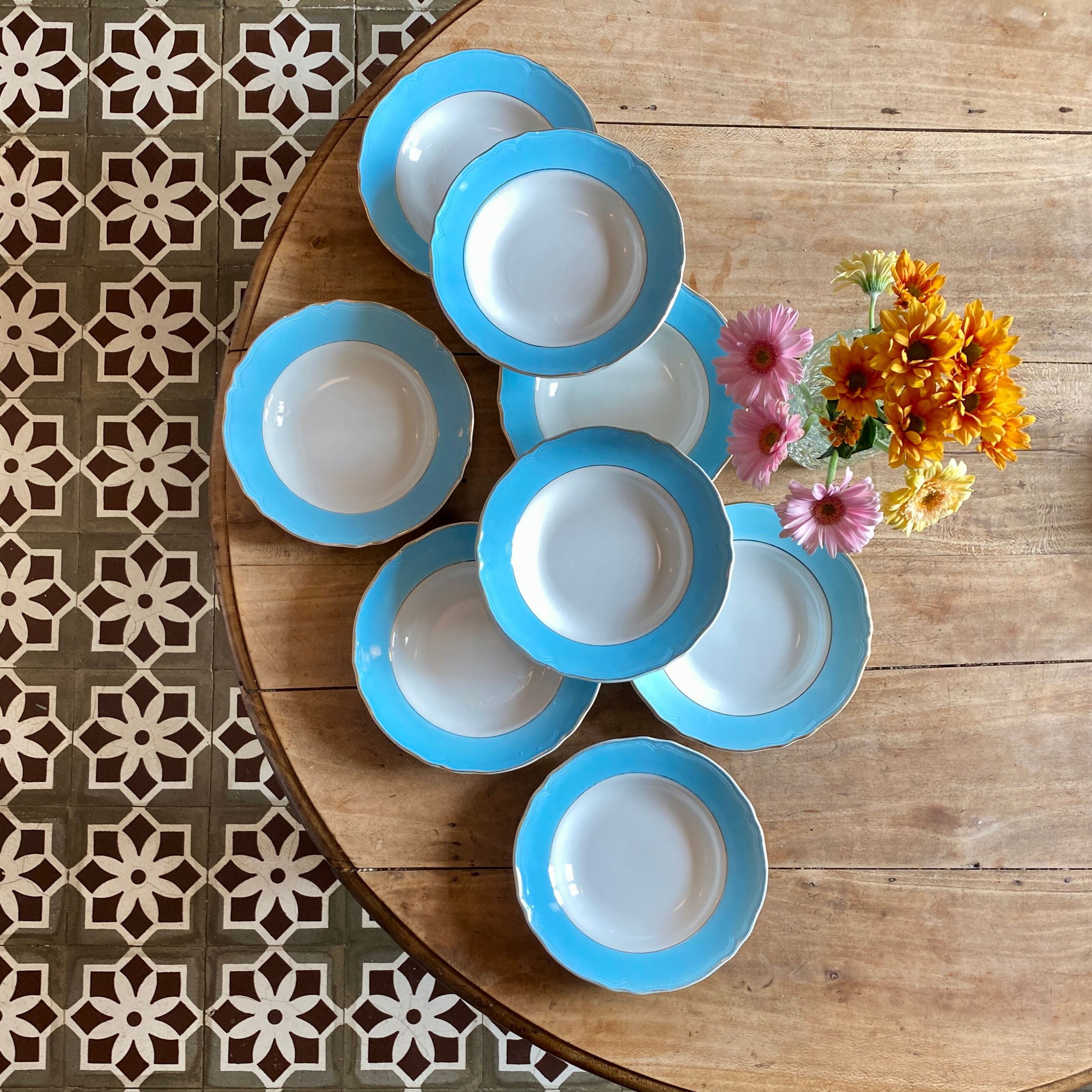 Lot de 8 assiettes creuse vintage bleues, blanches et dorées