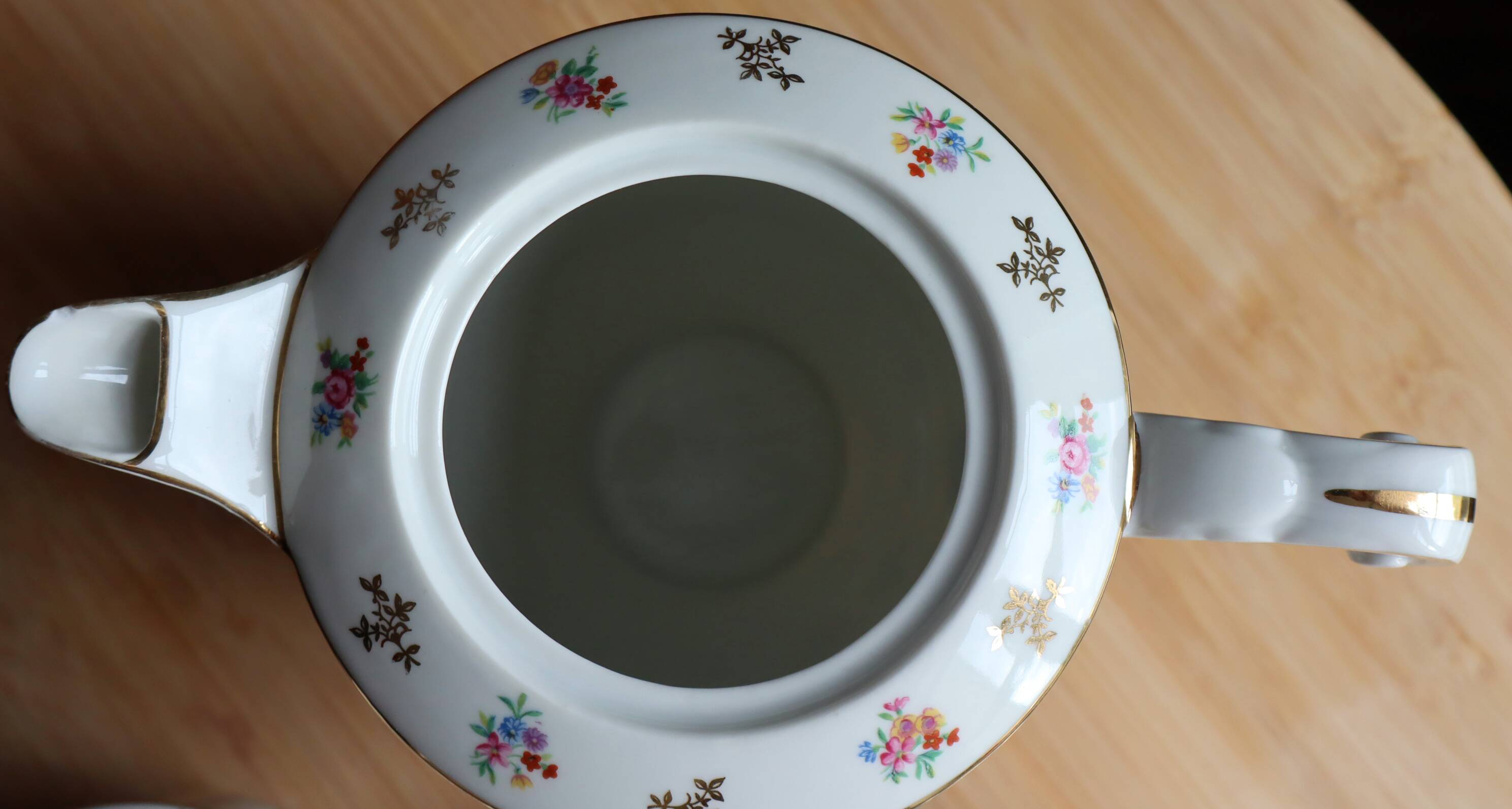 Service de table en porcelaine de Limoges Raynaud - Décor fleuri & or