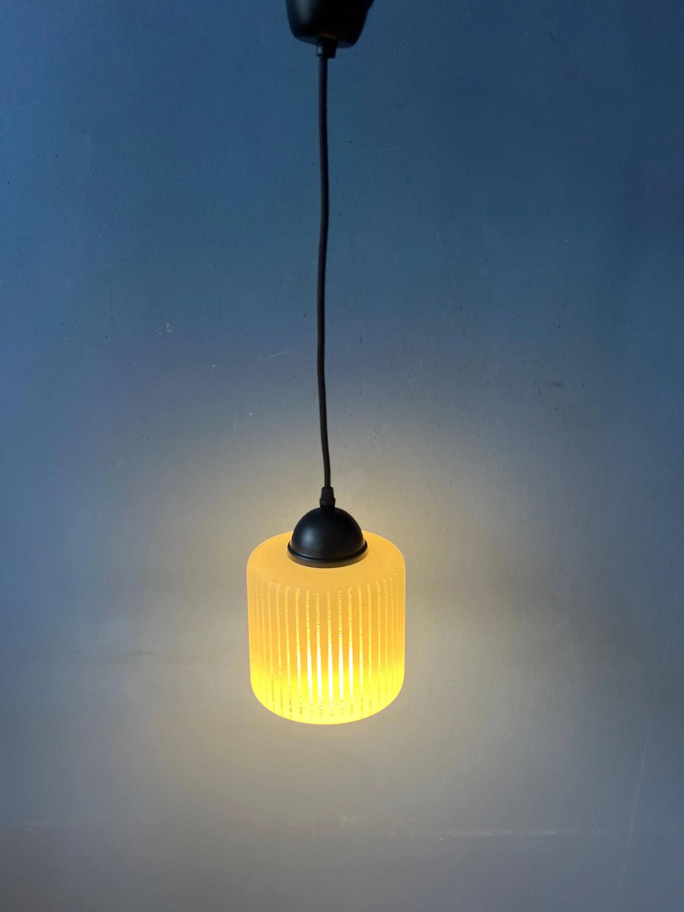 Suspension en verre en forme de « canette » rayée, Mid-Century