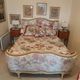 Lit double style Louis XV – Bois patiné et tissu fleuri