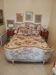 Lit double style Louis XV – Bois patiné et tissu fleuri