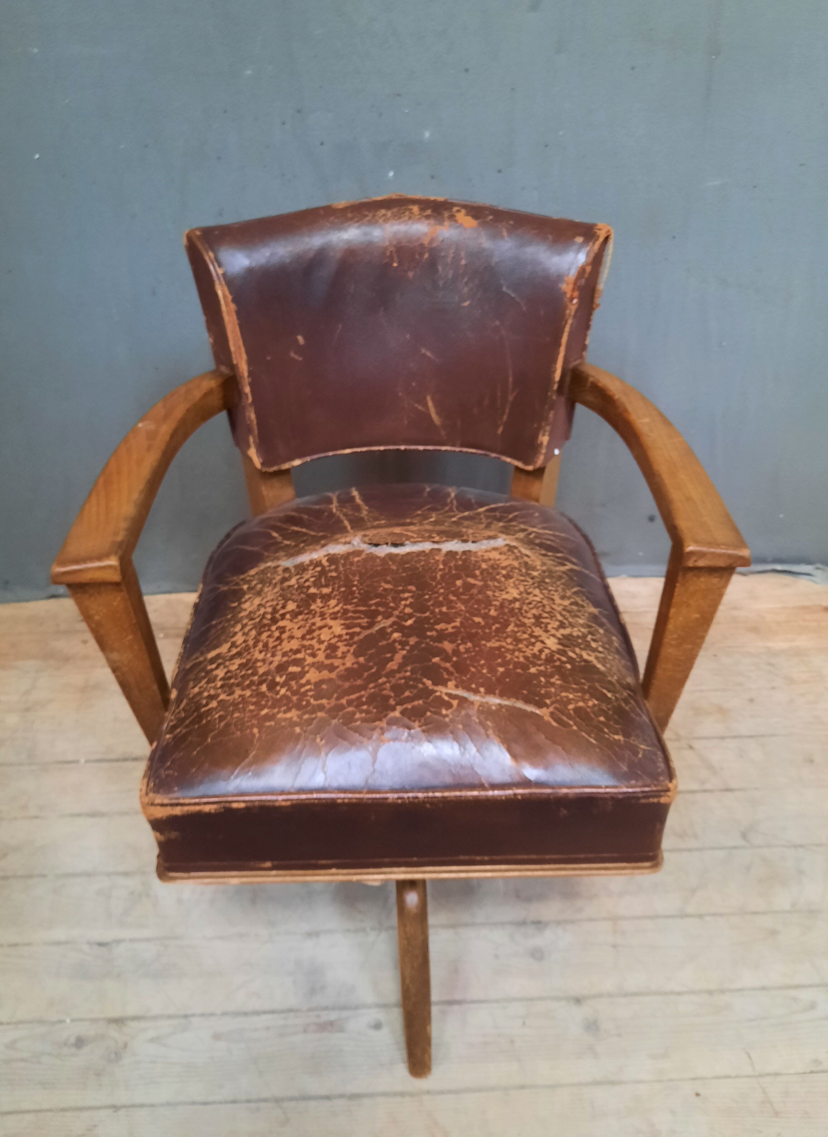 Vintage rotating burreau armchair