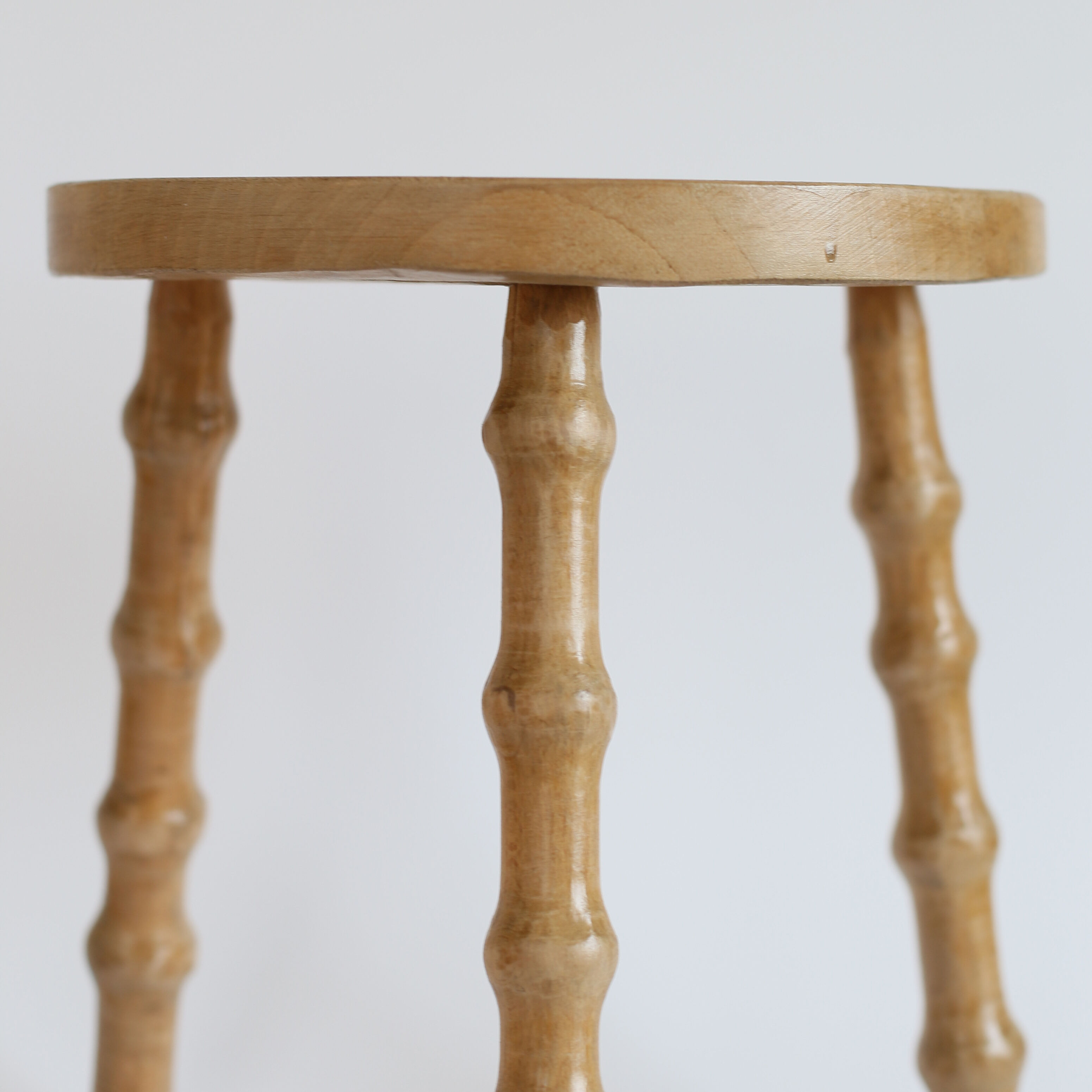 Tabouret tripode en bois clair
