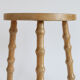 Tabouret tripode en bois clair