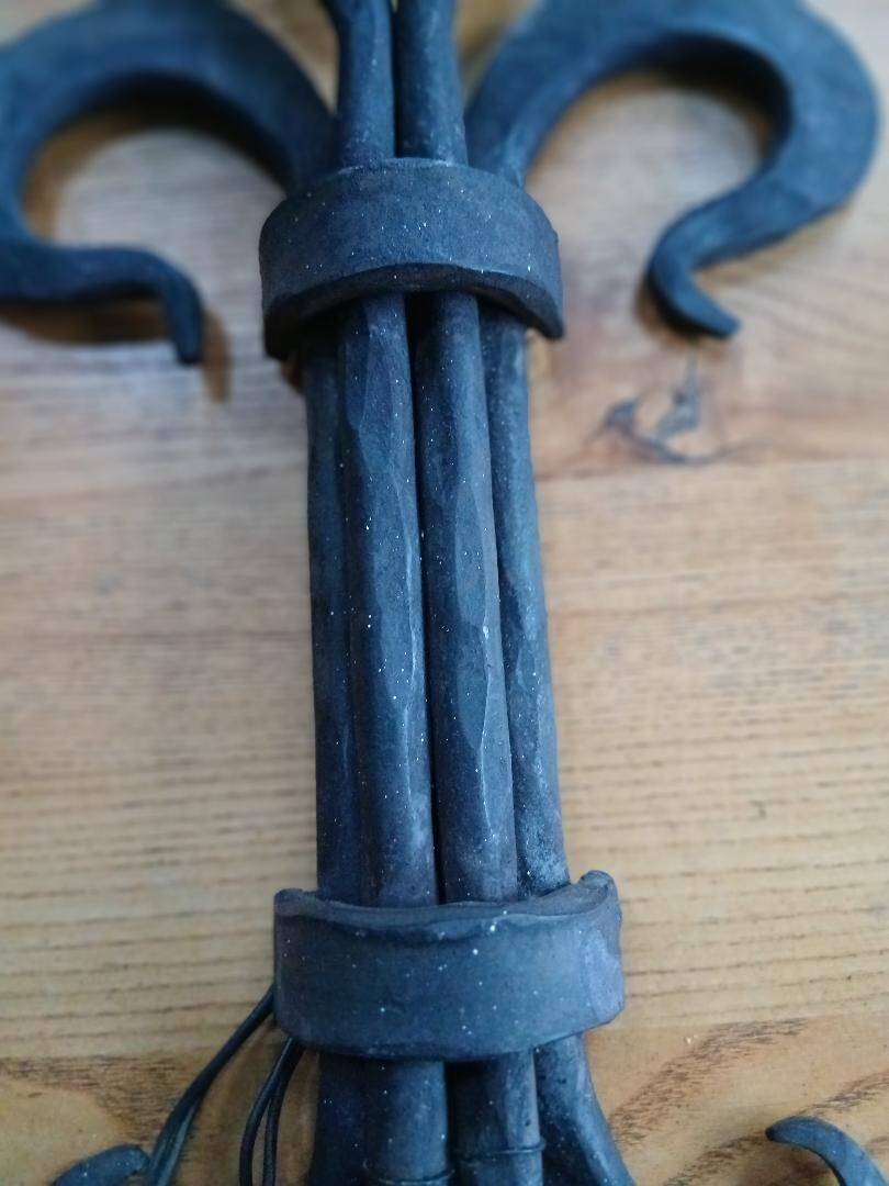 Paire d’appliques en fer forgé Lys de château Français