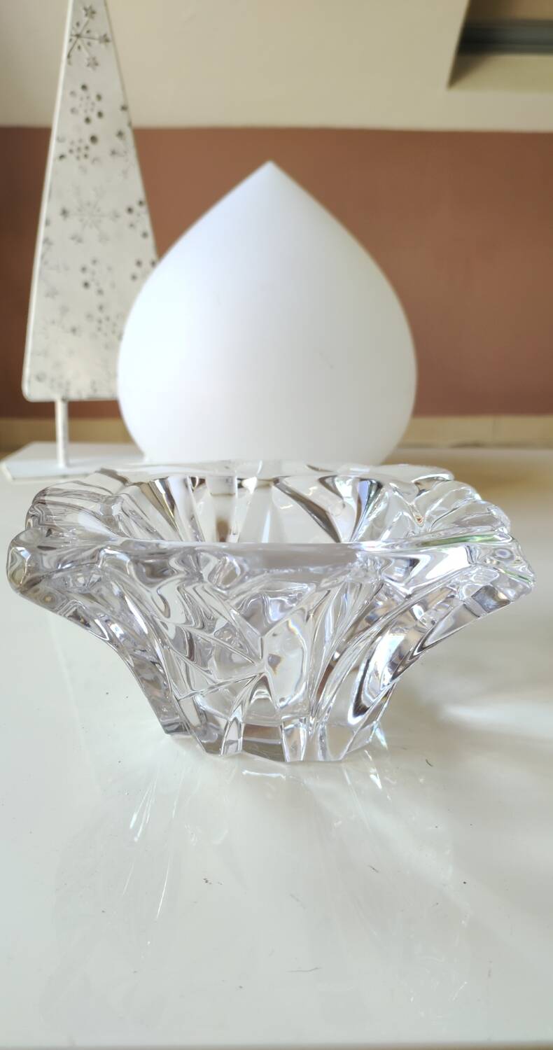 Crystal pocket emptier in the shape of a cut diamond. Baccarat style. Diameter 15cm