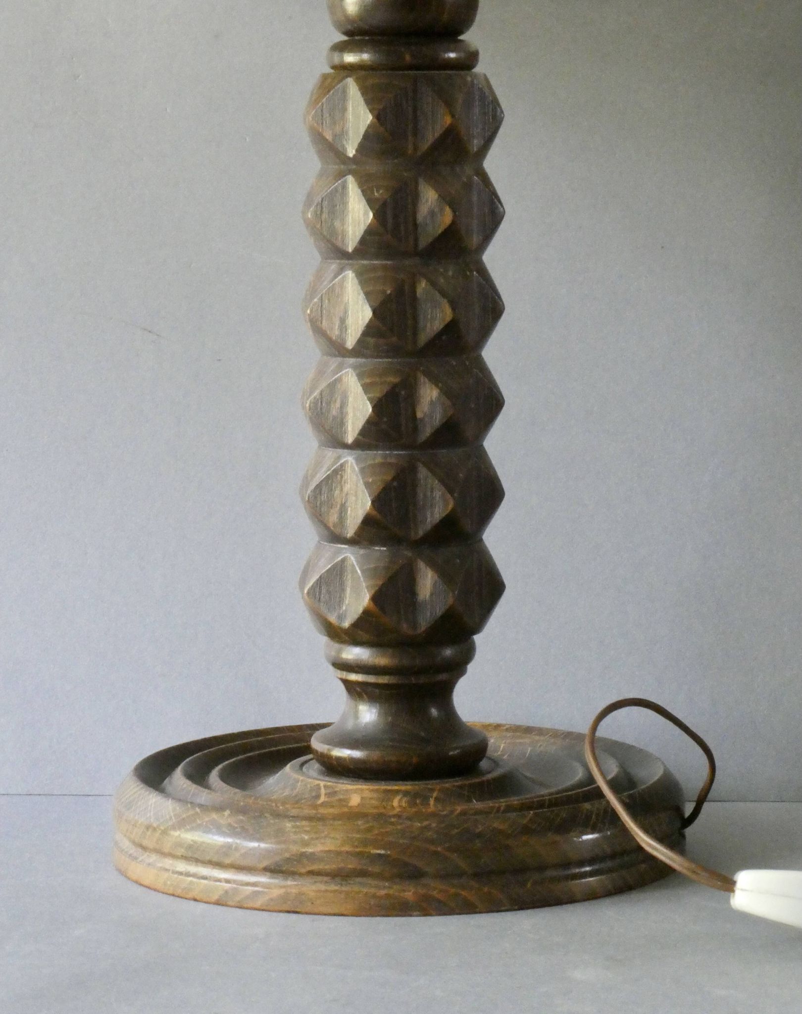 Lampe en bois tourné, style Charles Dudouyt, vers 1950