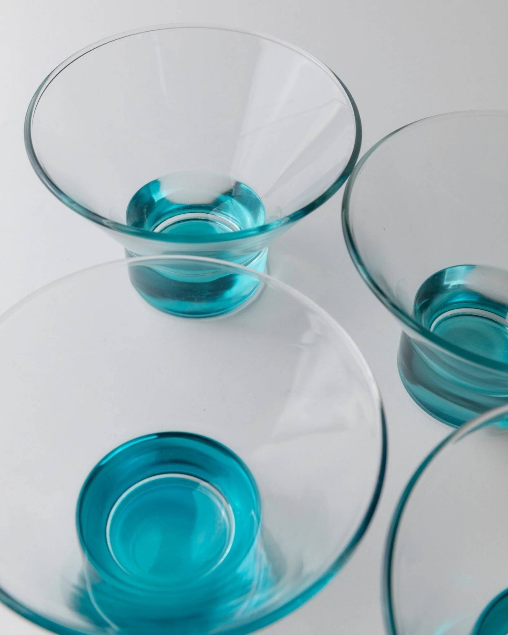 5 Verres à boire en verre de Murano turquoise – Design pop-art italien des années 1980, ensemble de 5 avec socle lourd