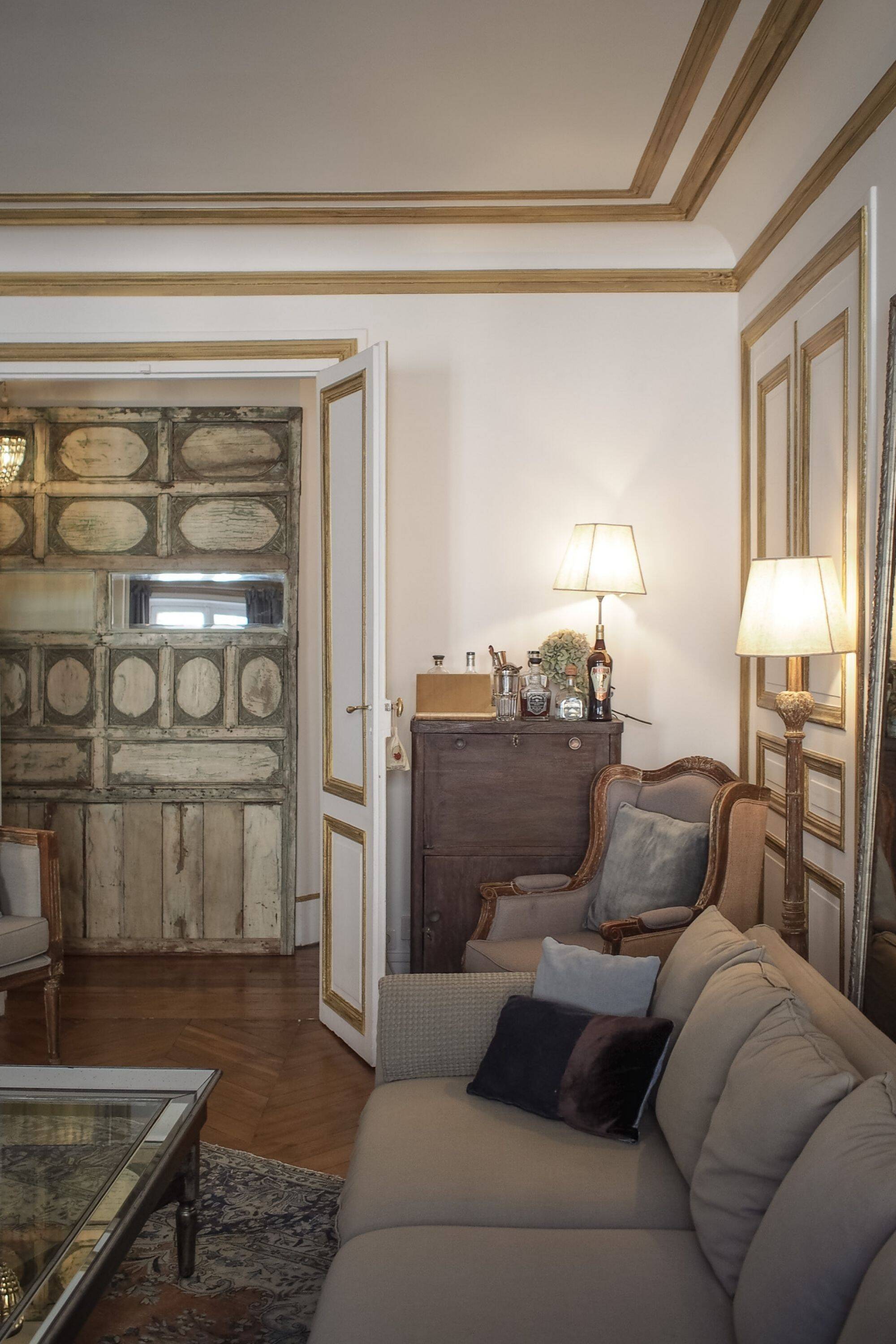 Meuble bar ancien en bois massif — pièce de caractère
