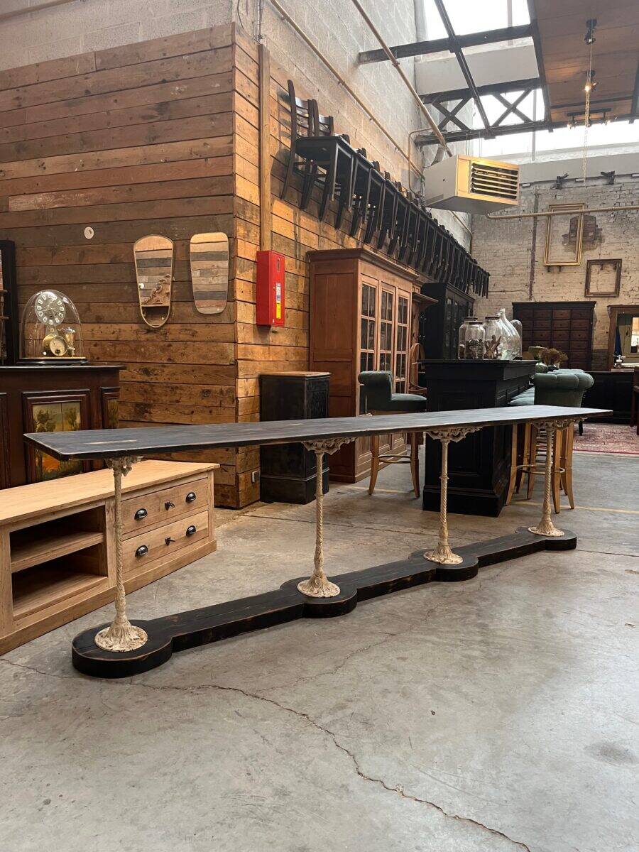 Decorative console table in cast iron and wood