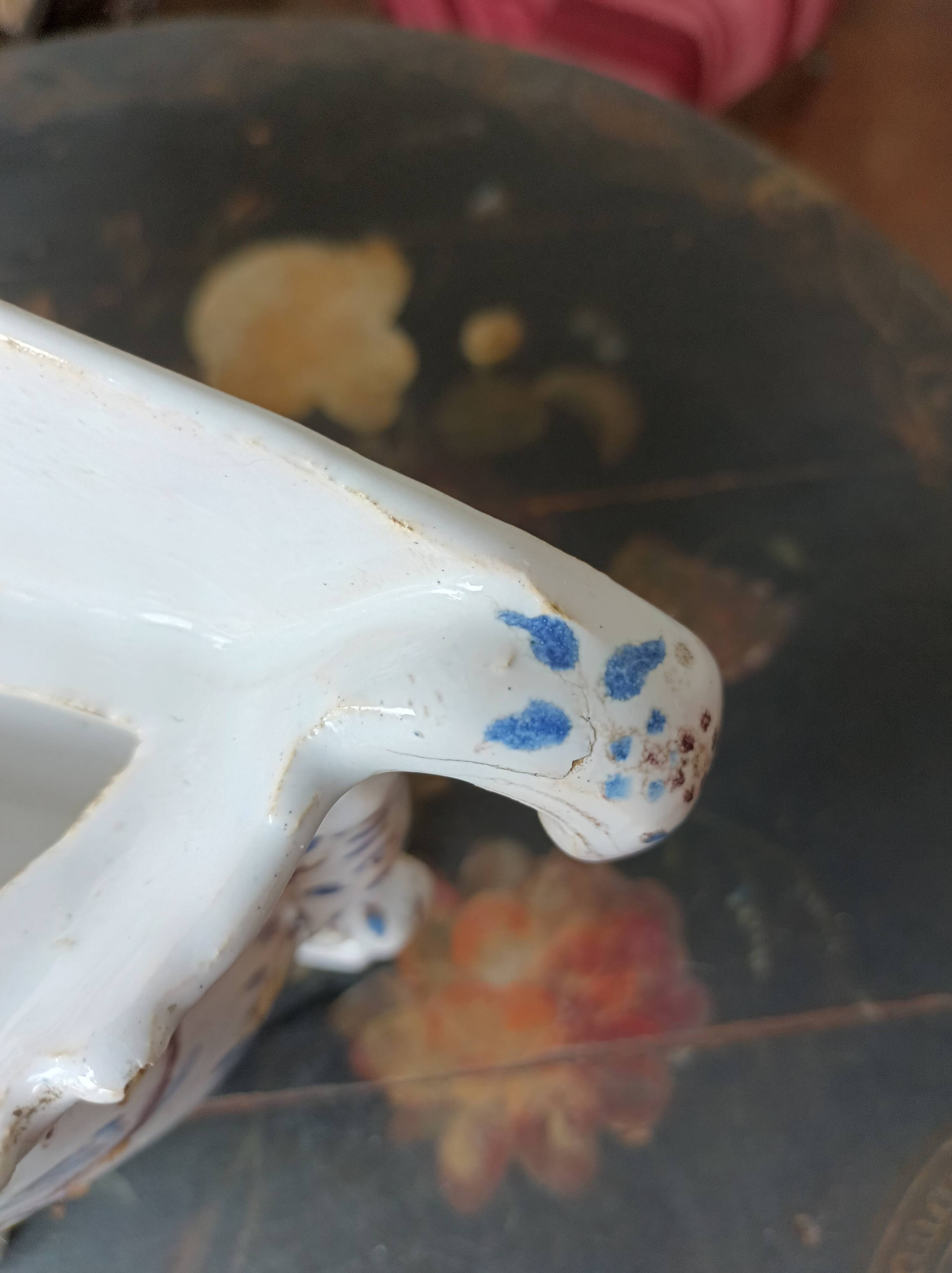 Small planter in Moustier/Rouen style from the 18th century.