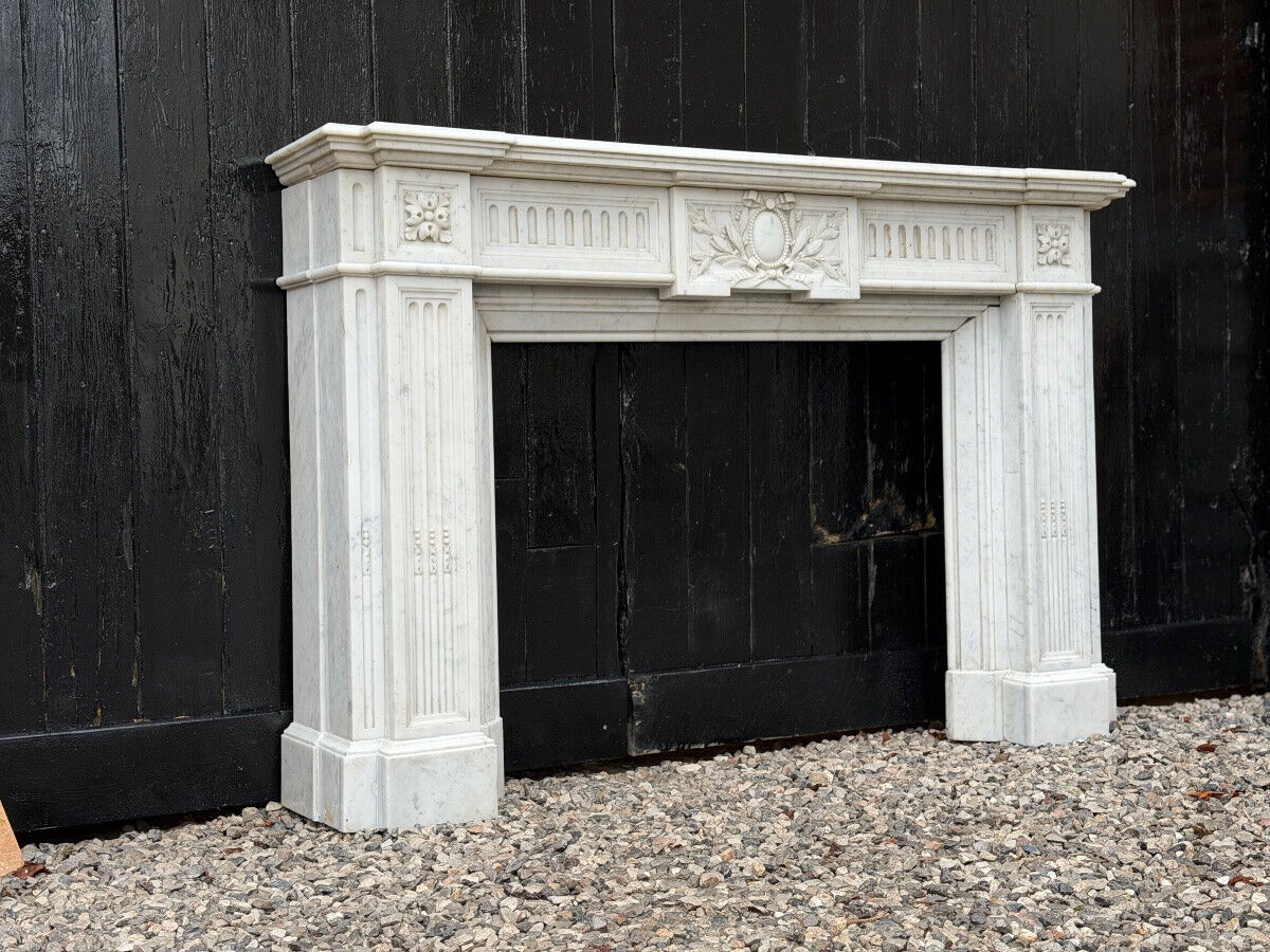 Cheminée de style Louis XVI en marbre blanc de Carrare vers 1880