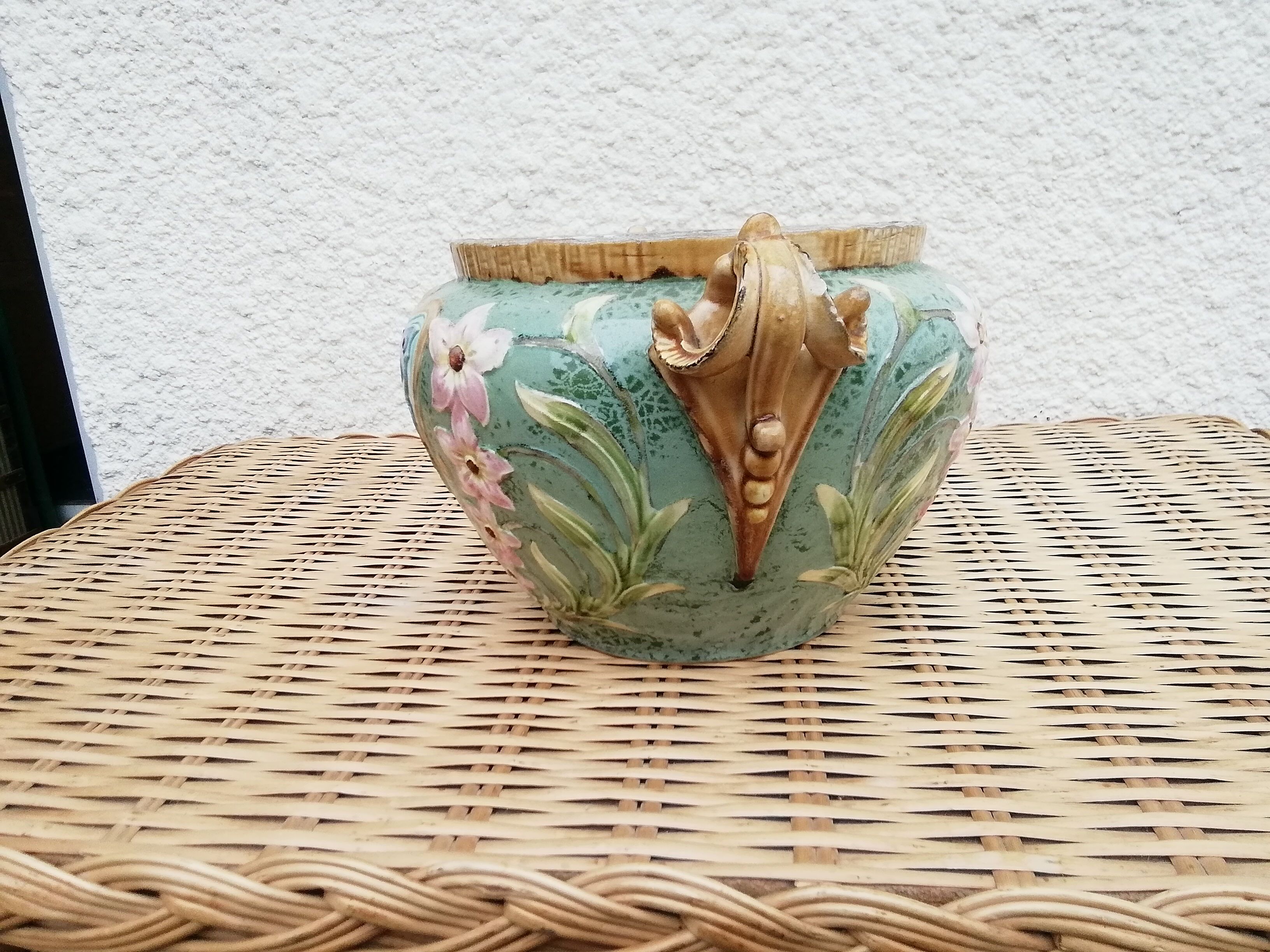 Pot cover in dabbling decoration butterflies
