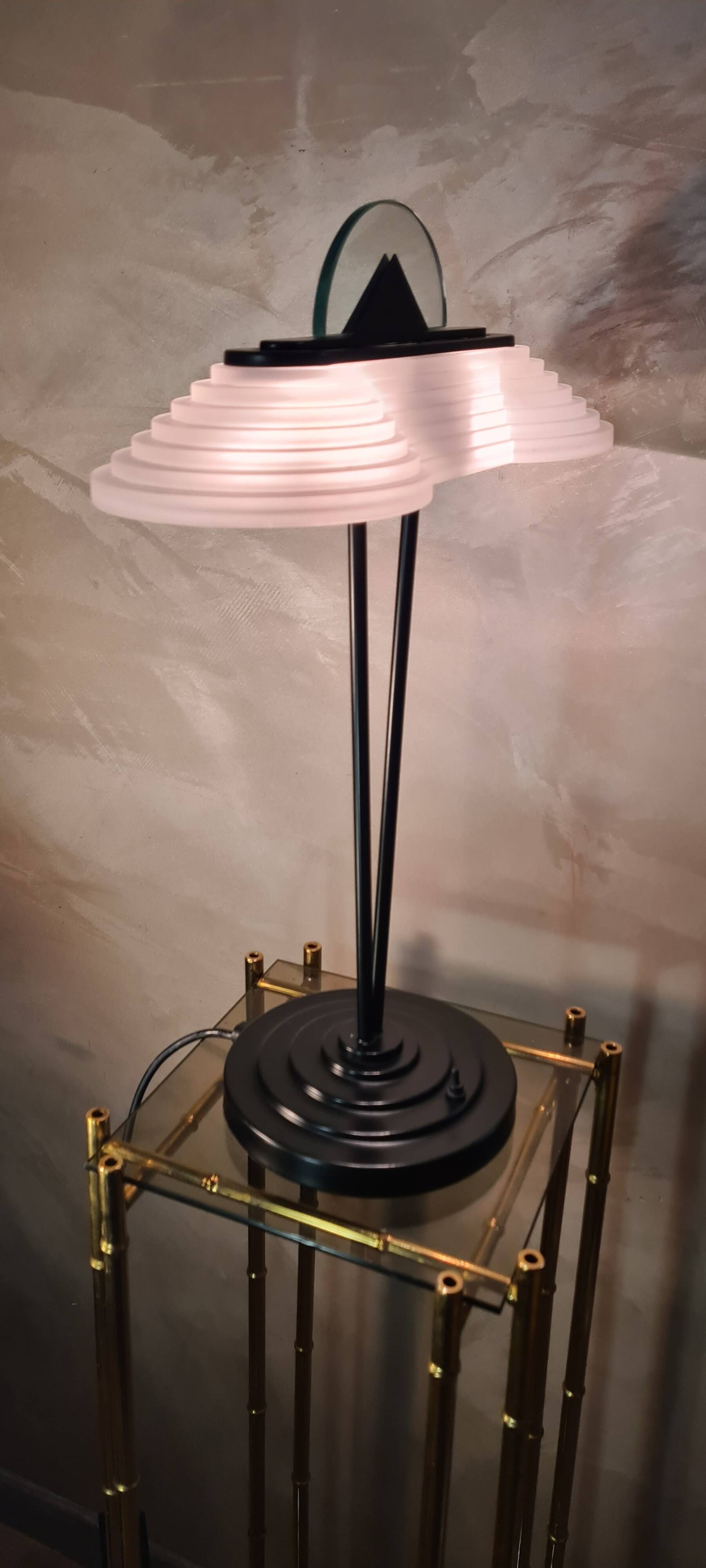 Memphis stijl milan style desk lamp, art nouveau molded glass 1970 to 80