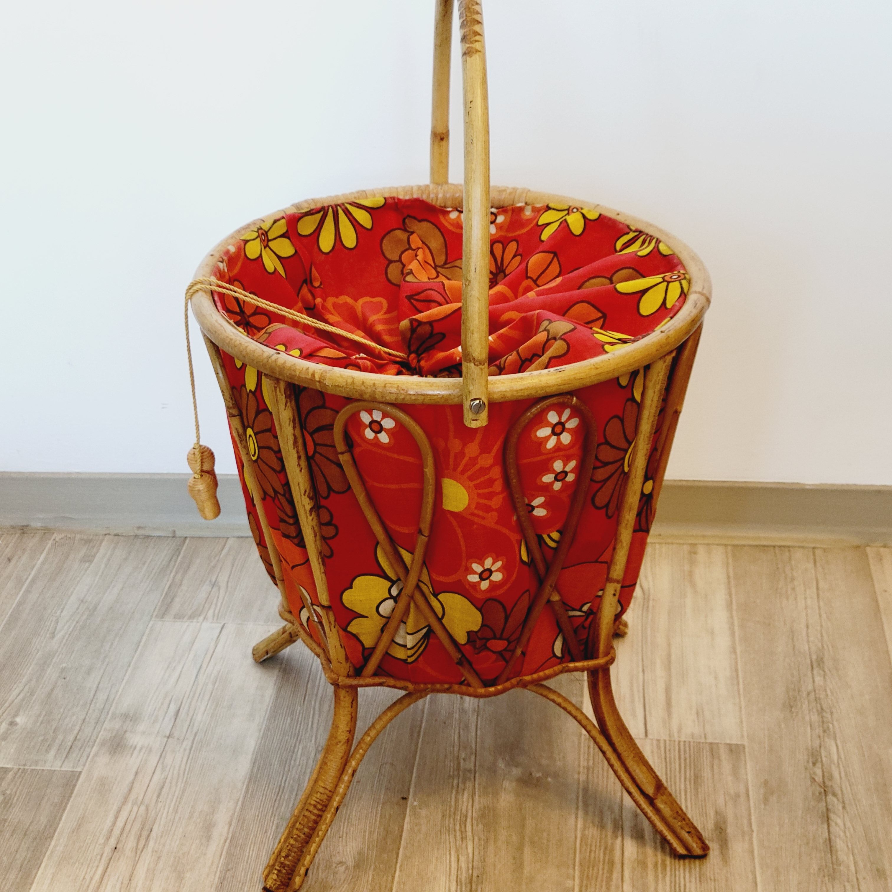 Travailleuse tricoteuse panier corbeille à ouvrage en rotin et tissu années 70