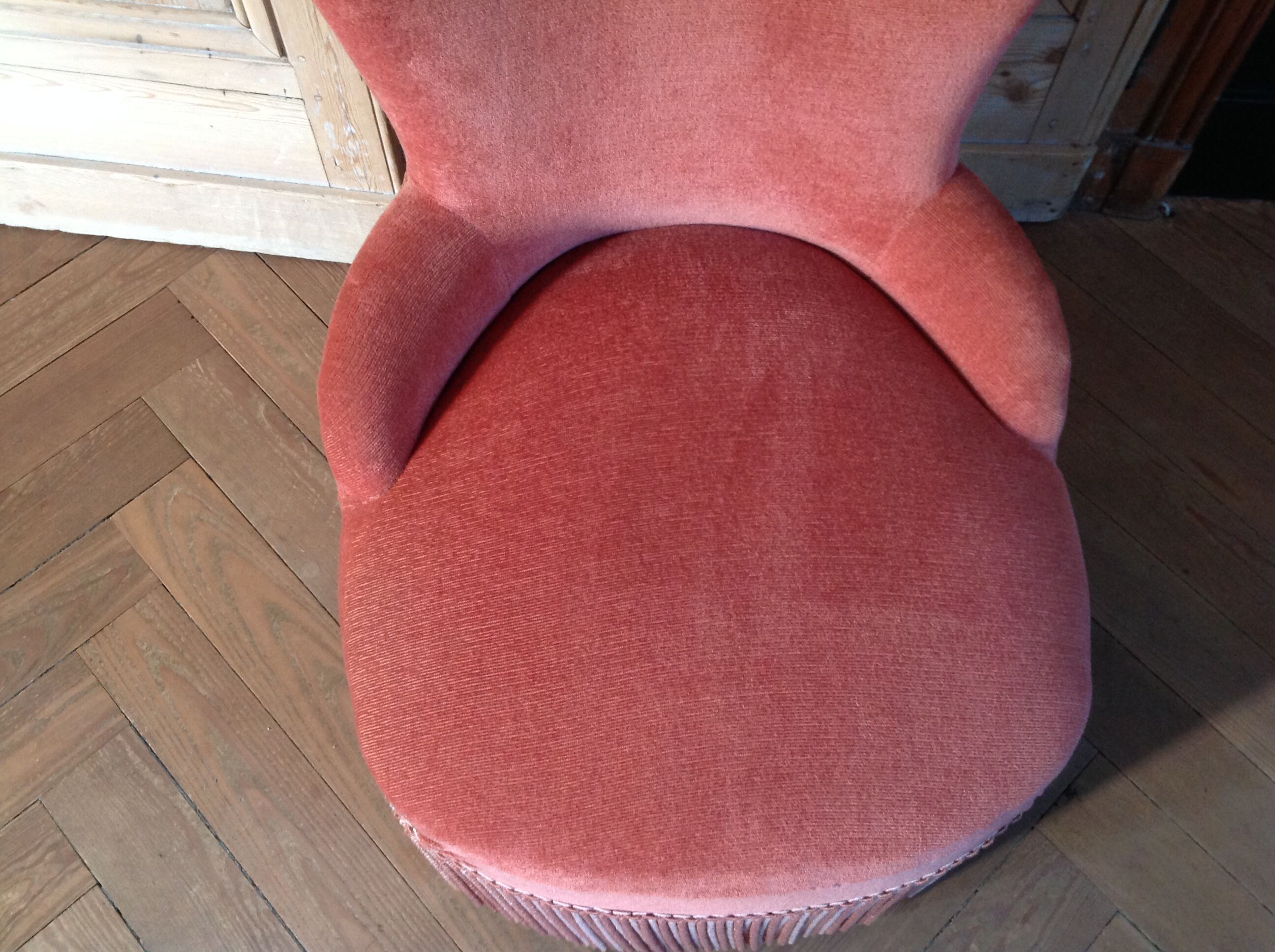Pink velvet toad chair