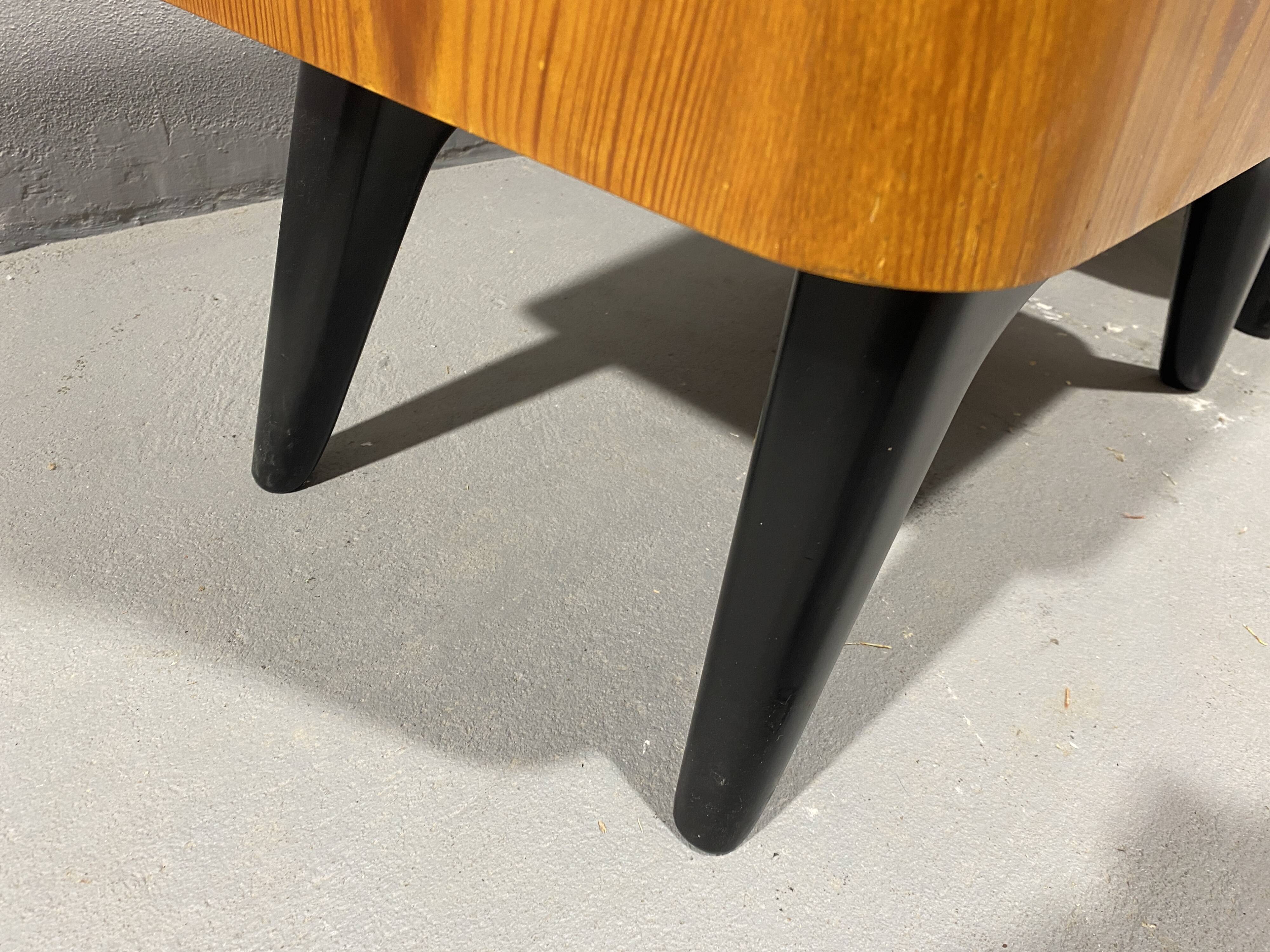 Tables de nuit entièrement restaurées par Jindřich Halabala pour ÚP Závody, années 1950, Tchécoslovaquie