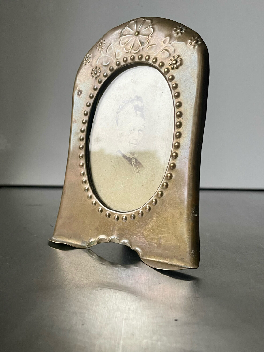 Picture frame in brass art nouveau