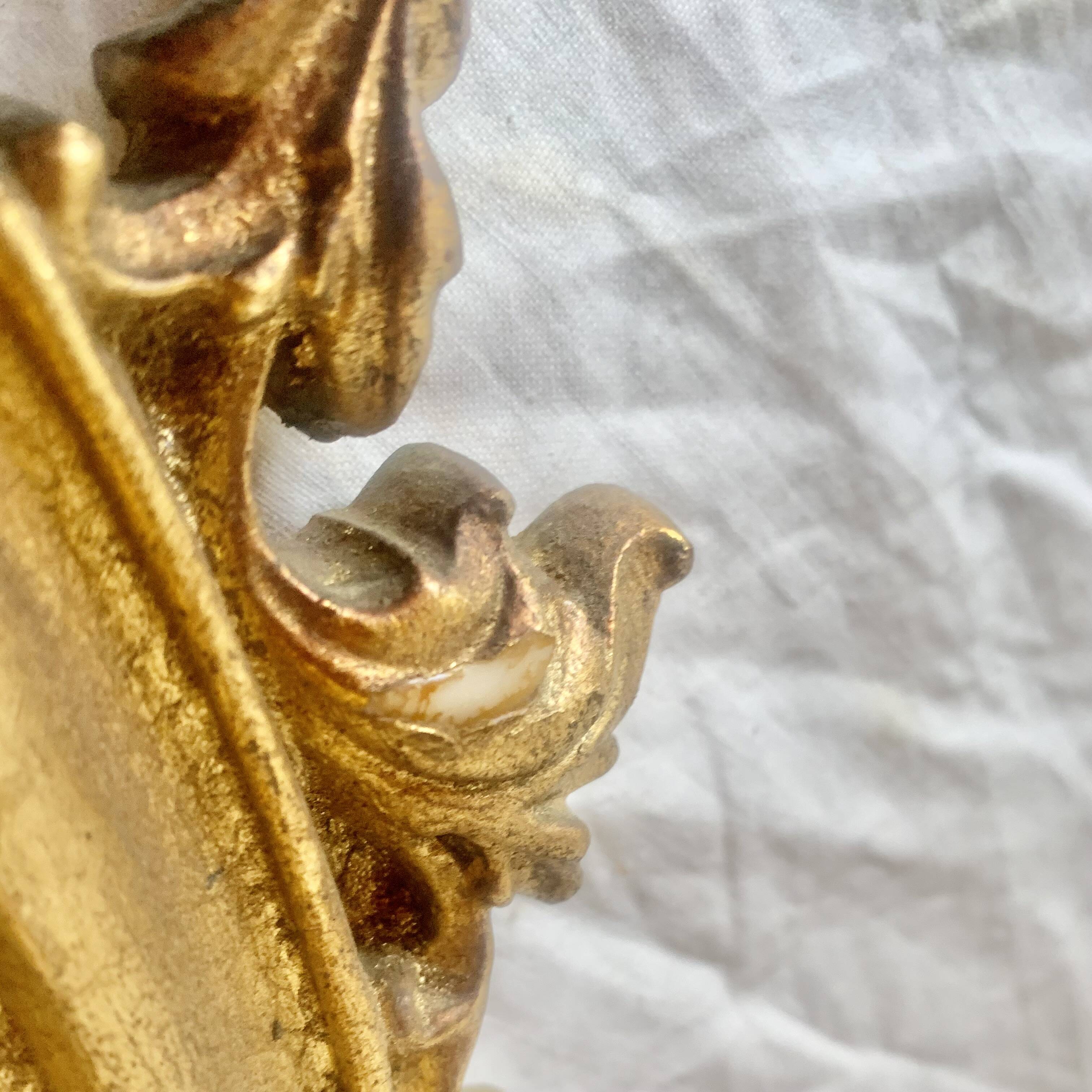 Ancien miroir ovale en résine dorée à la feuille - style baroque - 73 cm