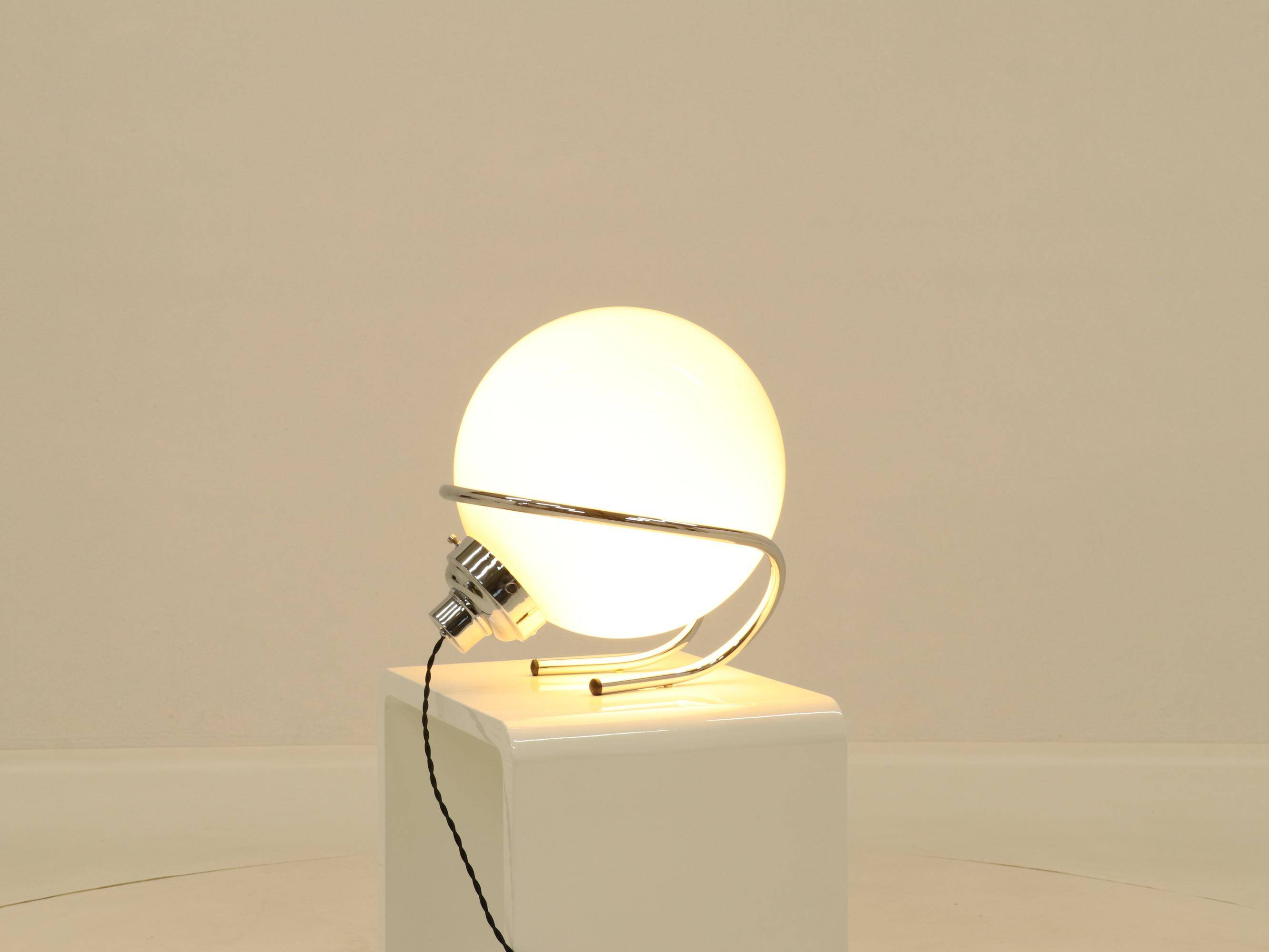 Lampe de table globe en chrome et verre blanc, Italie, années 1970