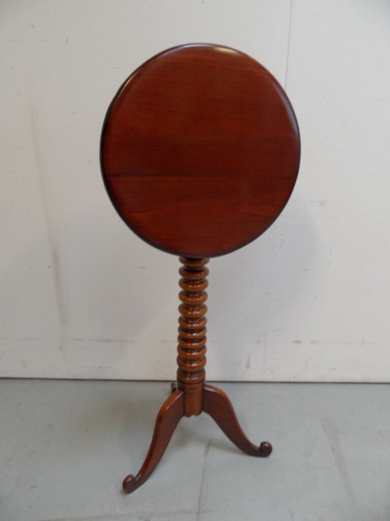 Table à vin en acajou antique