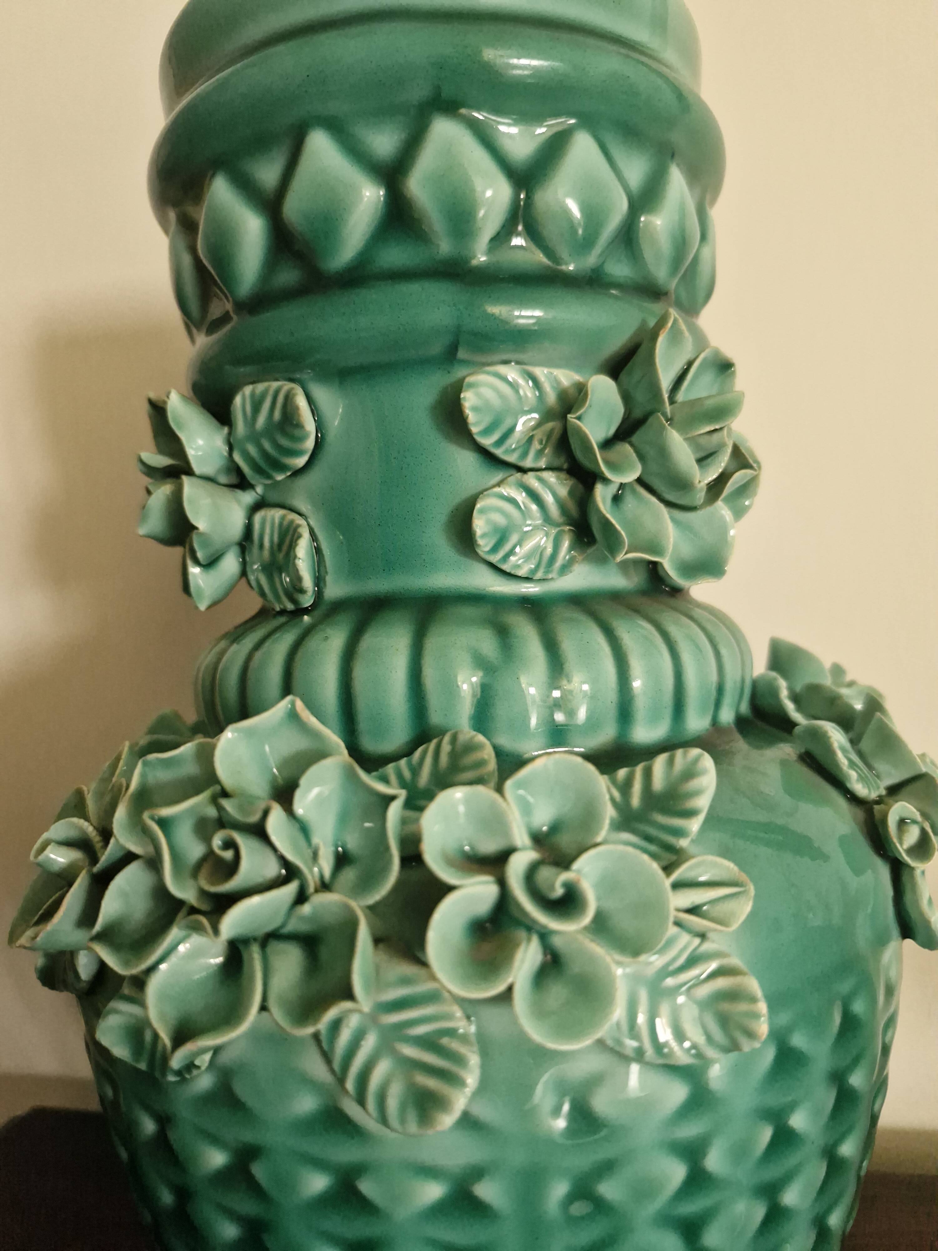 Vase ancien en barbotine bleu turquoise