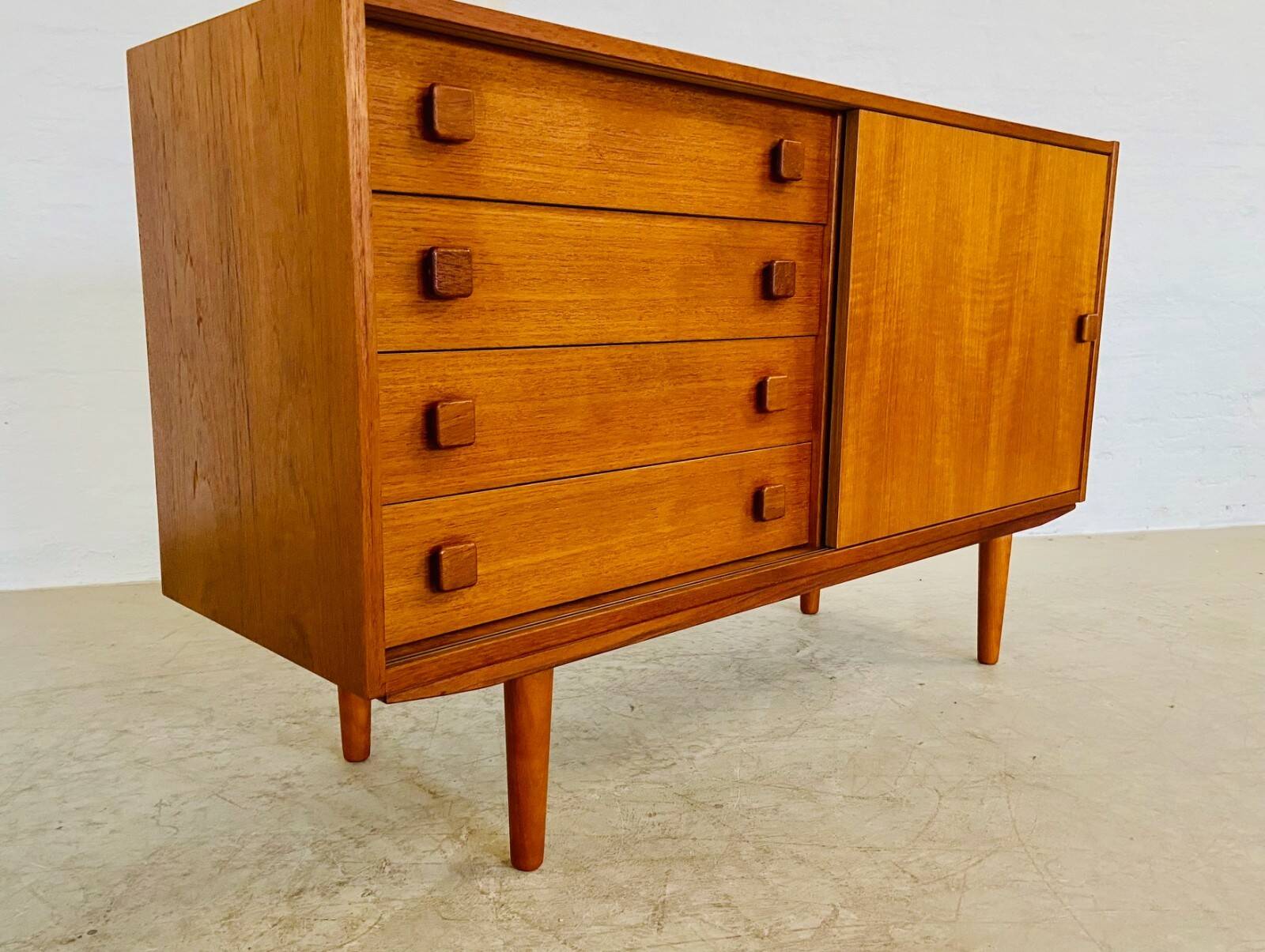 Buffet danois rétro vintage en teck du milieu du siècle par Domino Møbler