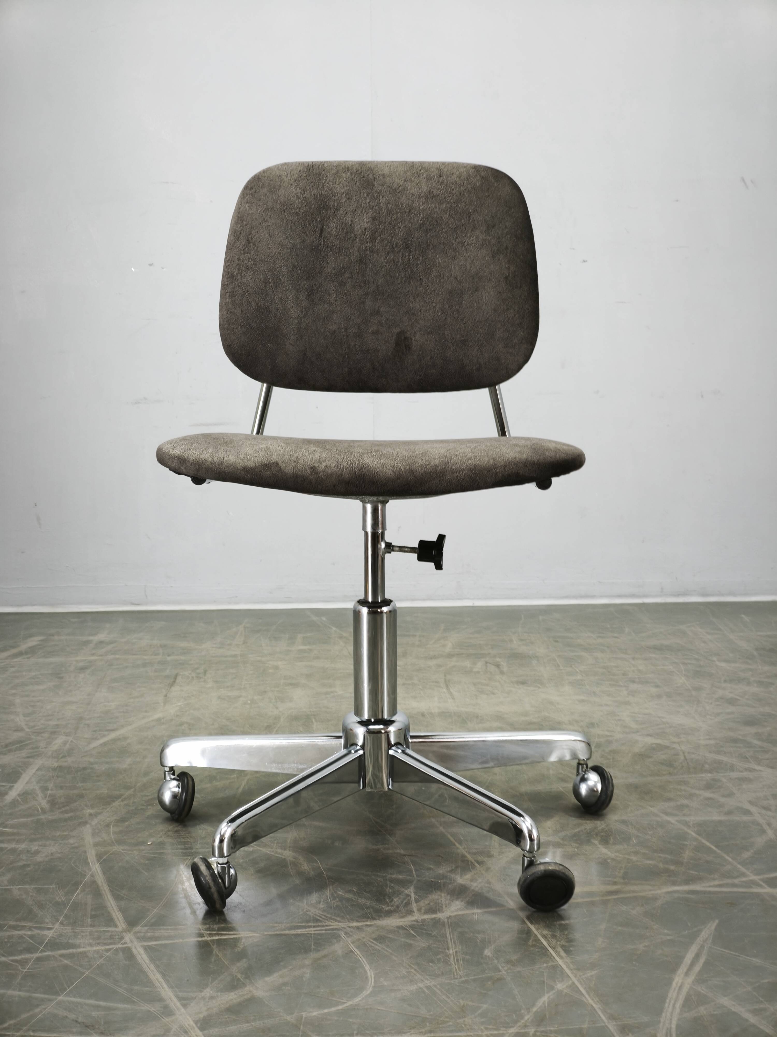 Italian Swivel Office Chair with Chrome Base, 1970s