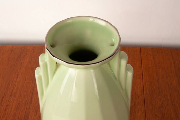 Vase Art-Déco en faïence fine de couleur vert pomme, Sarreguemines.