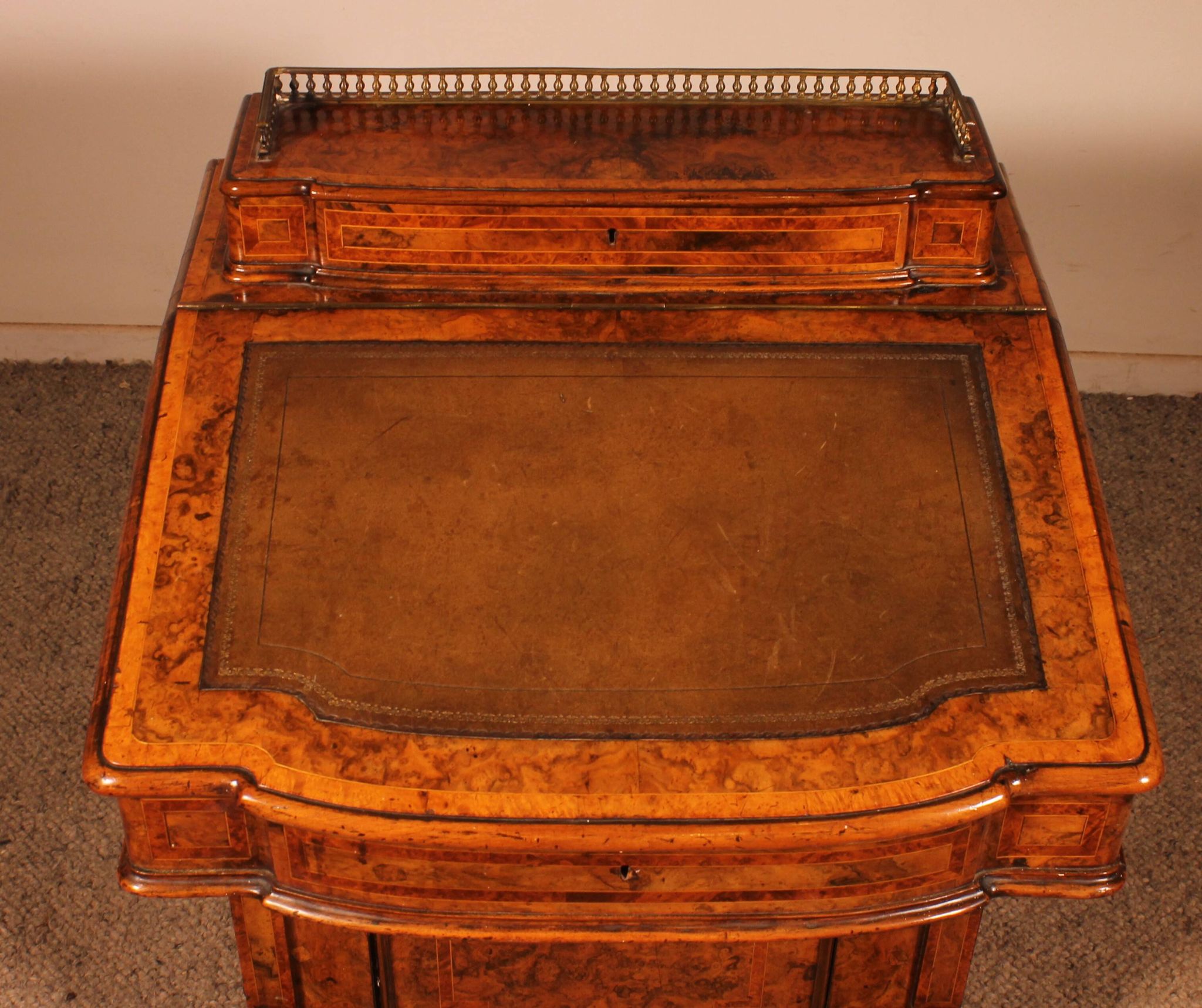 Davenport desk in burr walnut and inlays from the first part of