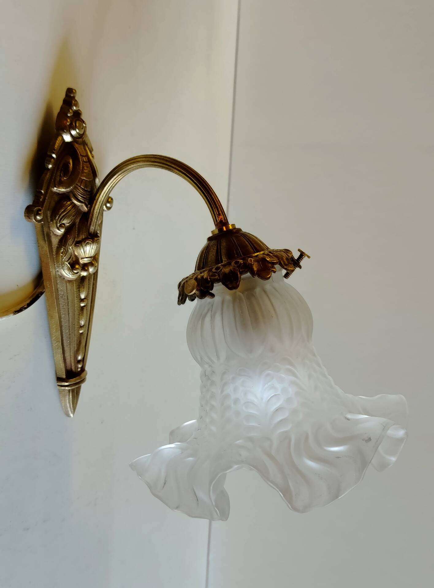 Art Nouveau wall light in bronze and glass - early 20th century
