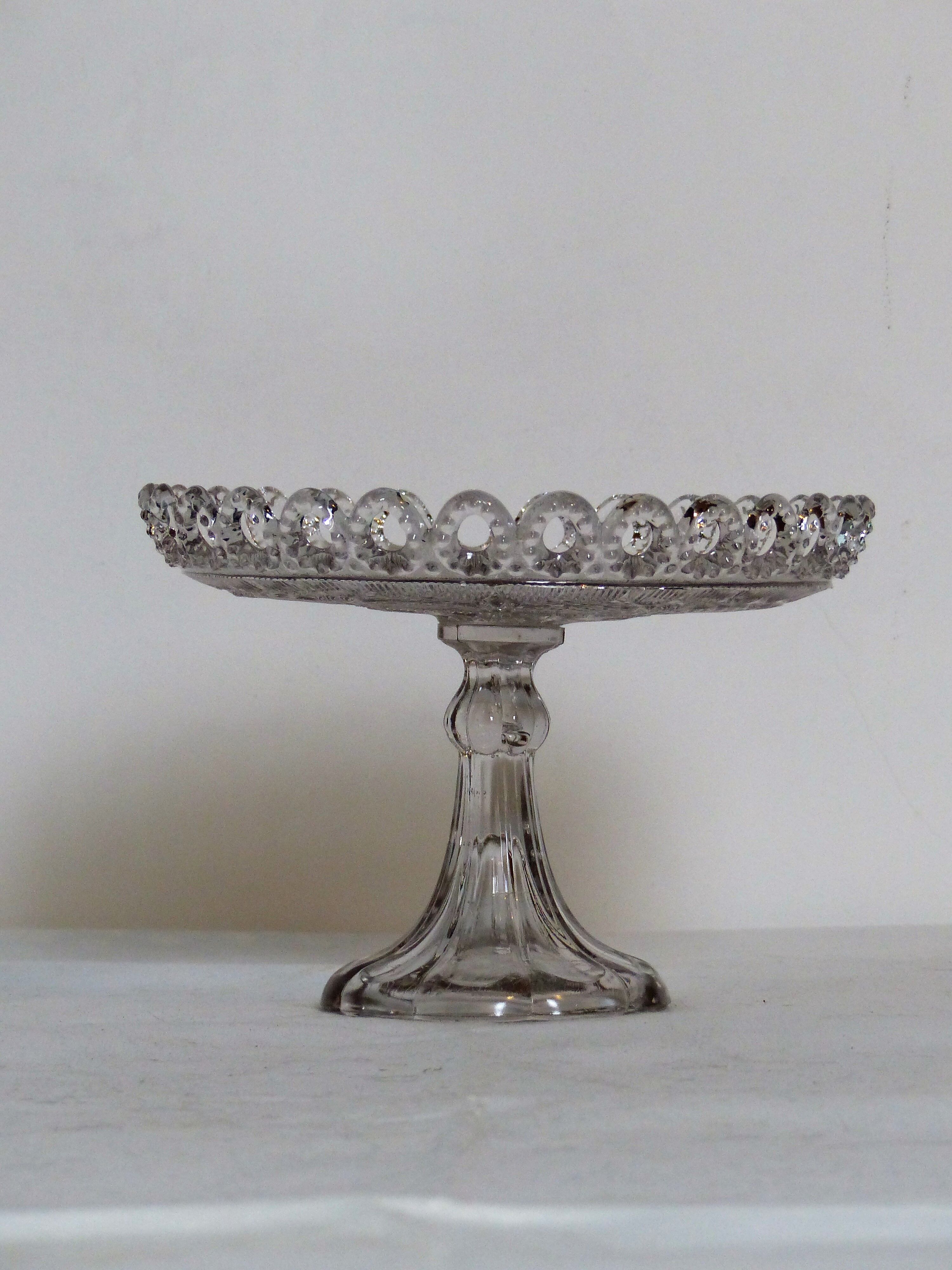 Flat, glass cake display