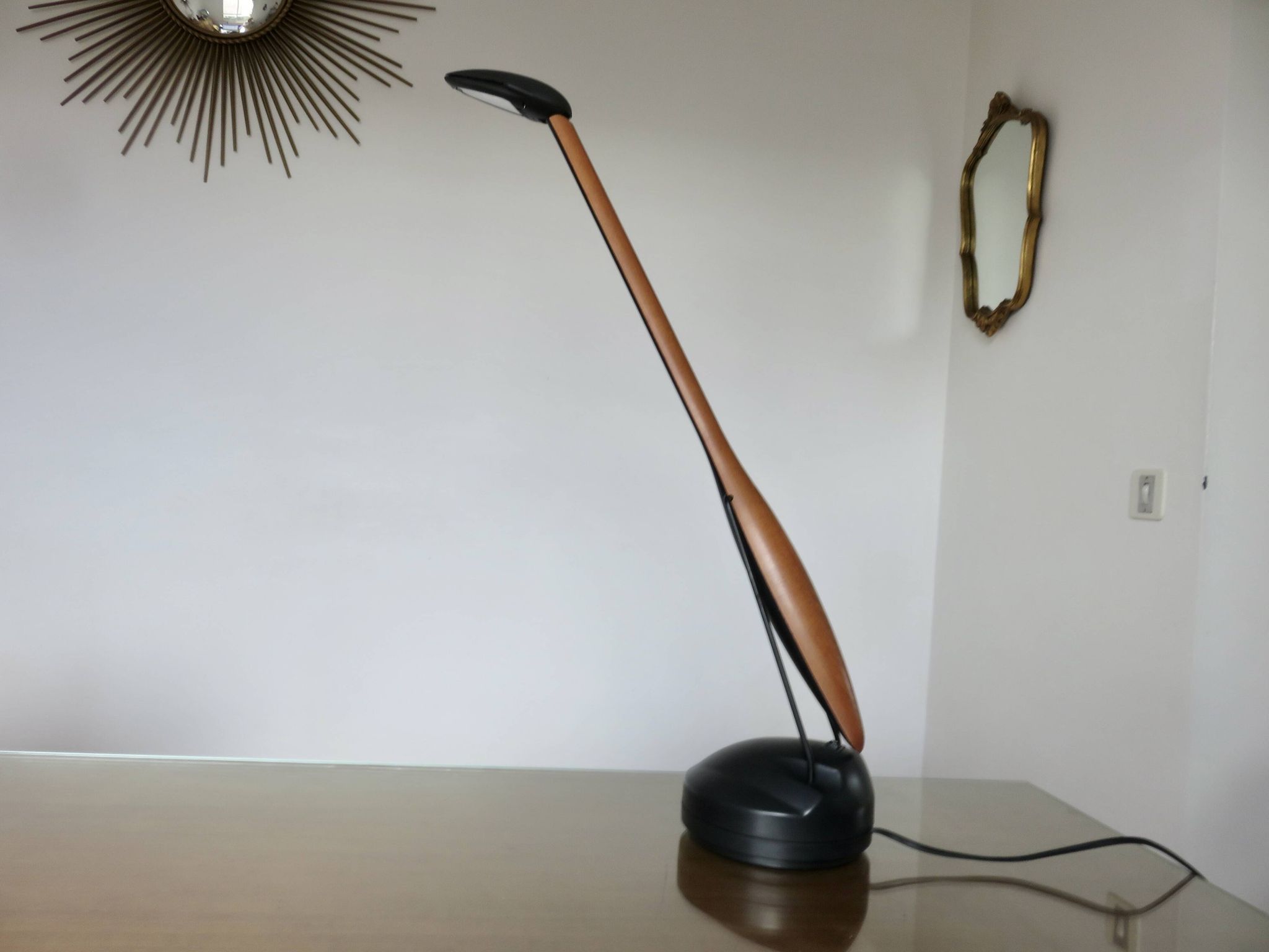 Lampe de bureau zoomorphe en merisier et polycarbonate