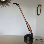 Lampe de bureau zoomorphe en merisier et polycarbonate