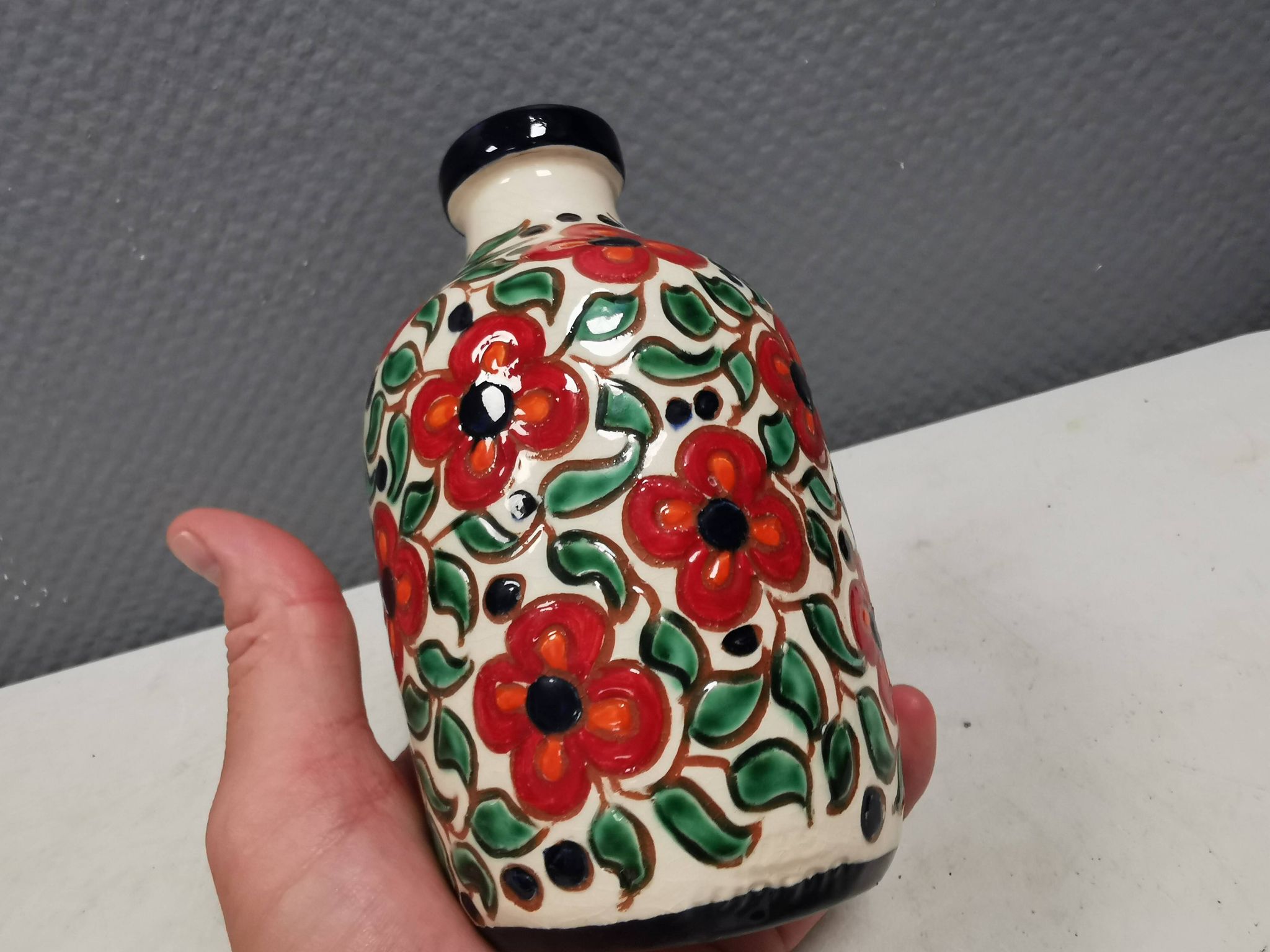 A mid-century vase with painted flowers. Portugal, 1950-60s. Majolica style