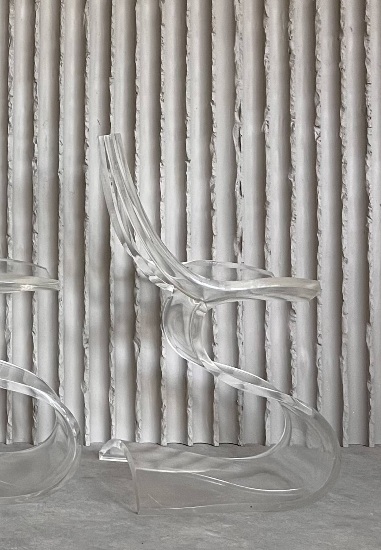 Ensemble rare de 4 chaises sculpturales en Lucite par Michel Dumas