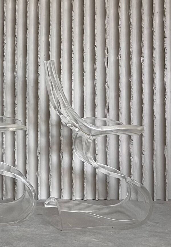 Ensemble rare de 4 chaises sculpturales en Lucite par Michel Dumas