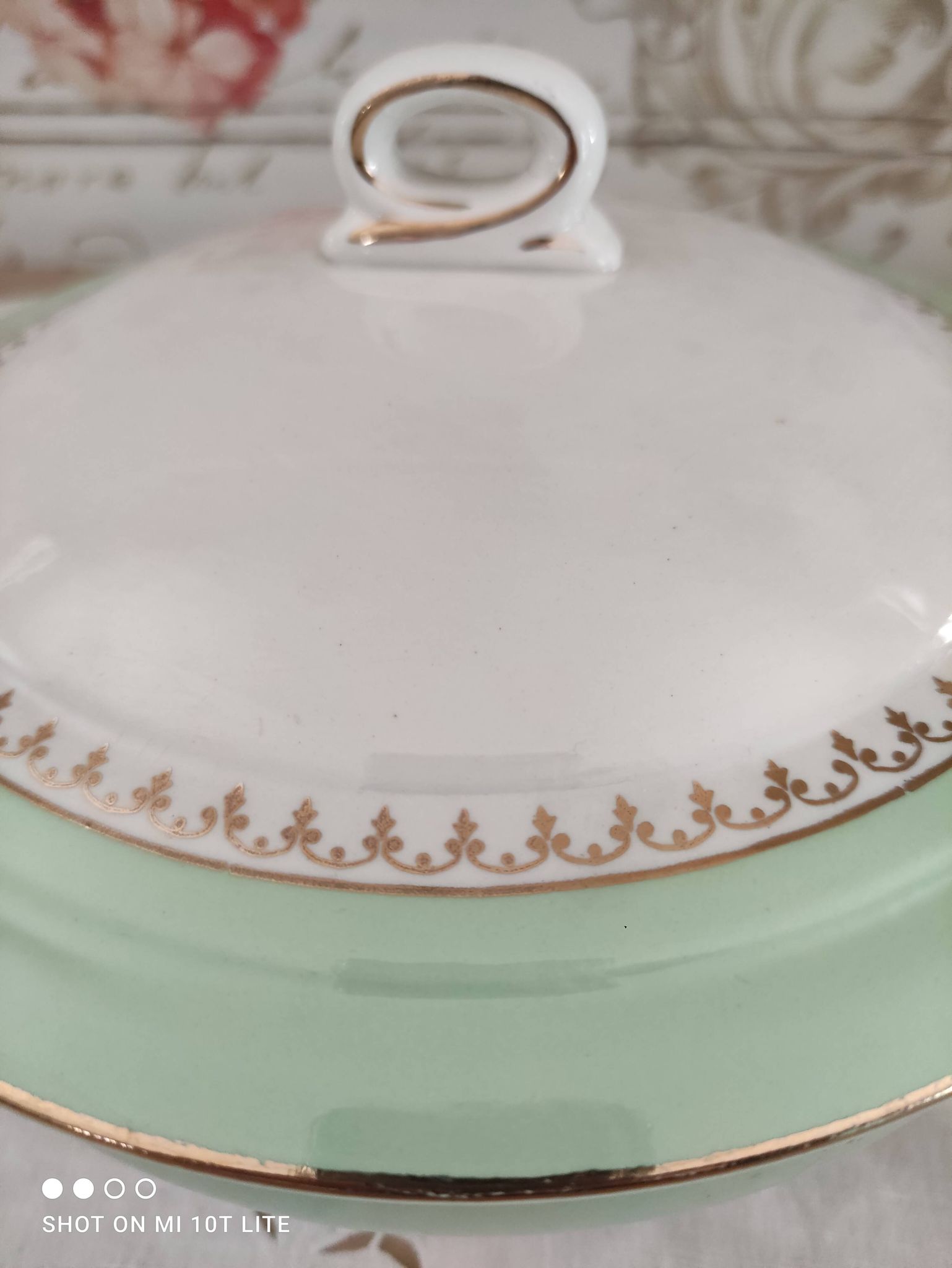 Légumier marli vert d'eau et frise dorée Cafés Lemaire