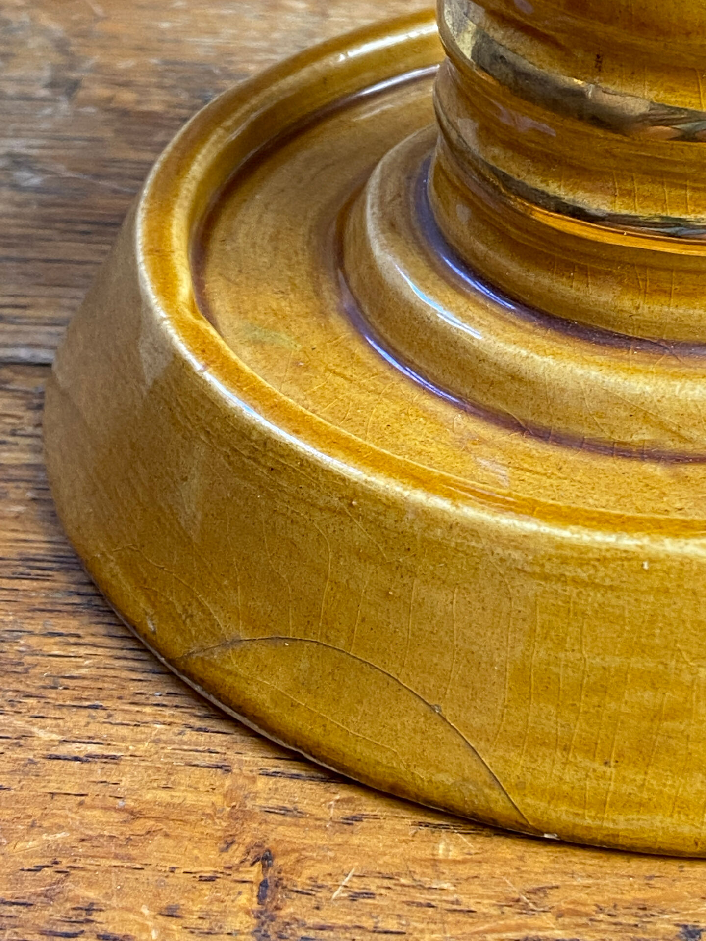Candle holder-style lamp made entirely of ceramic.