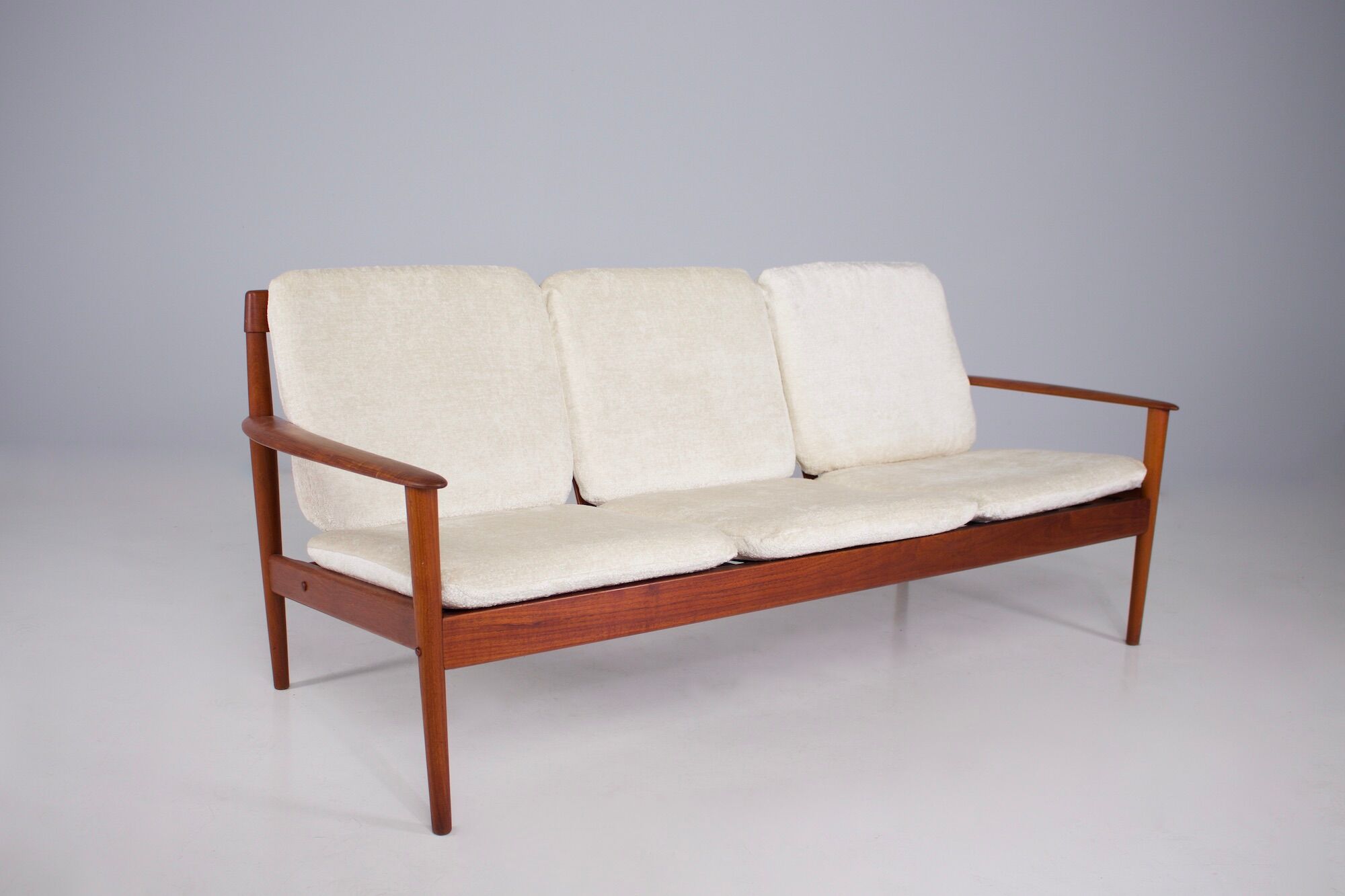 Bench "PJ 56/3" by Grete Jalk